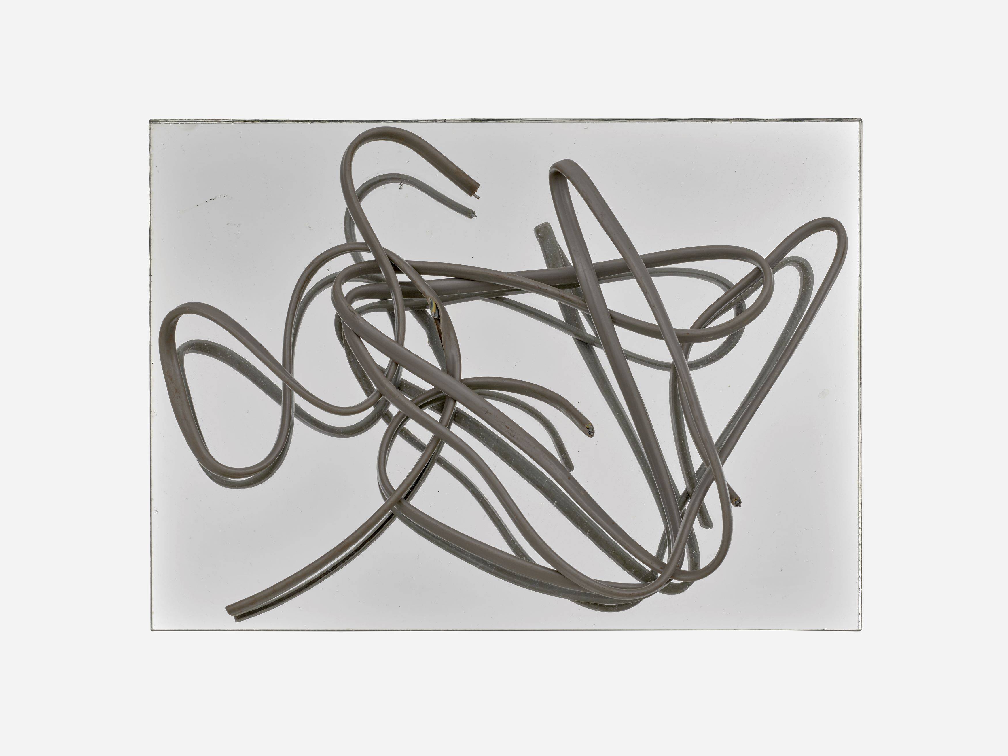 This picture shows the following artwork: Hermann Glöckner. Grau ummanteltes, dreiadriges Aluminiumkabel auf Spiegel.