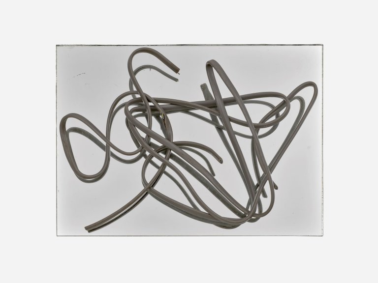 This picture shows the following artwork: Hermann Glöckner. Grau ummanteltes, dreiadriges Aluminiumkabel auf Spiegel.
