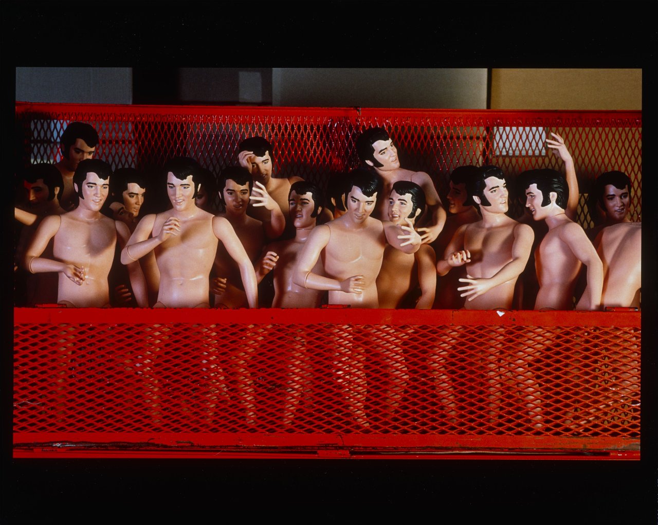 Auf diesem Bild ist das folgende Kunstwerk zu sehen: Theo Westenberger. „Elvis Dolls“. 1984.