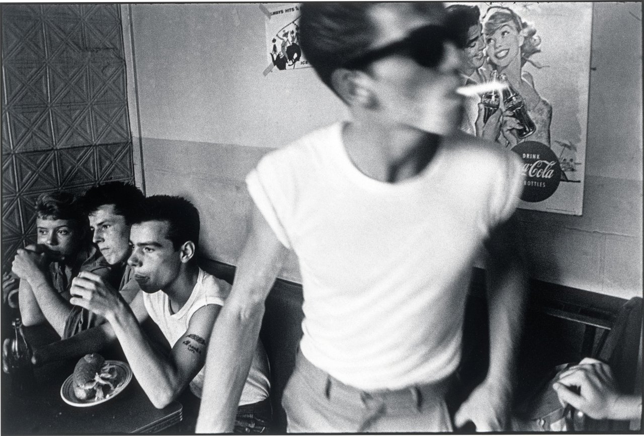 Auf diesem Bild ist das folgende Kunstwerk zu sehen: Bruce Davidson. New York City, aus der Serie „Brooklyn Gang“. 1959.