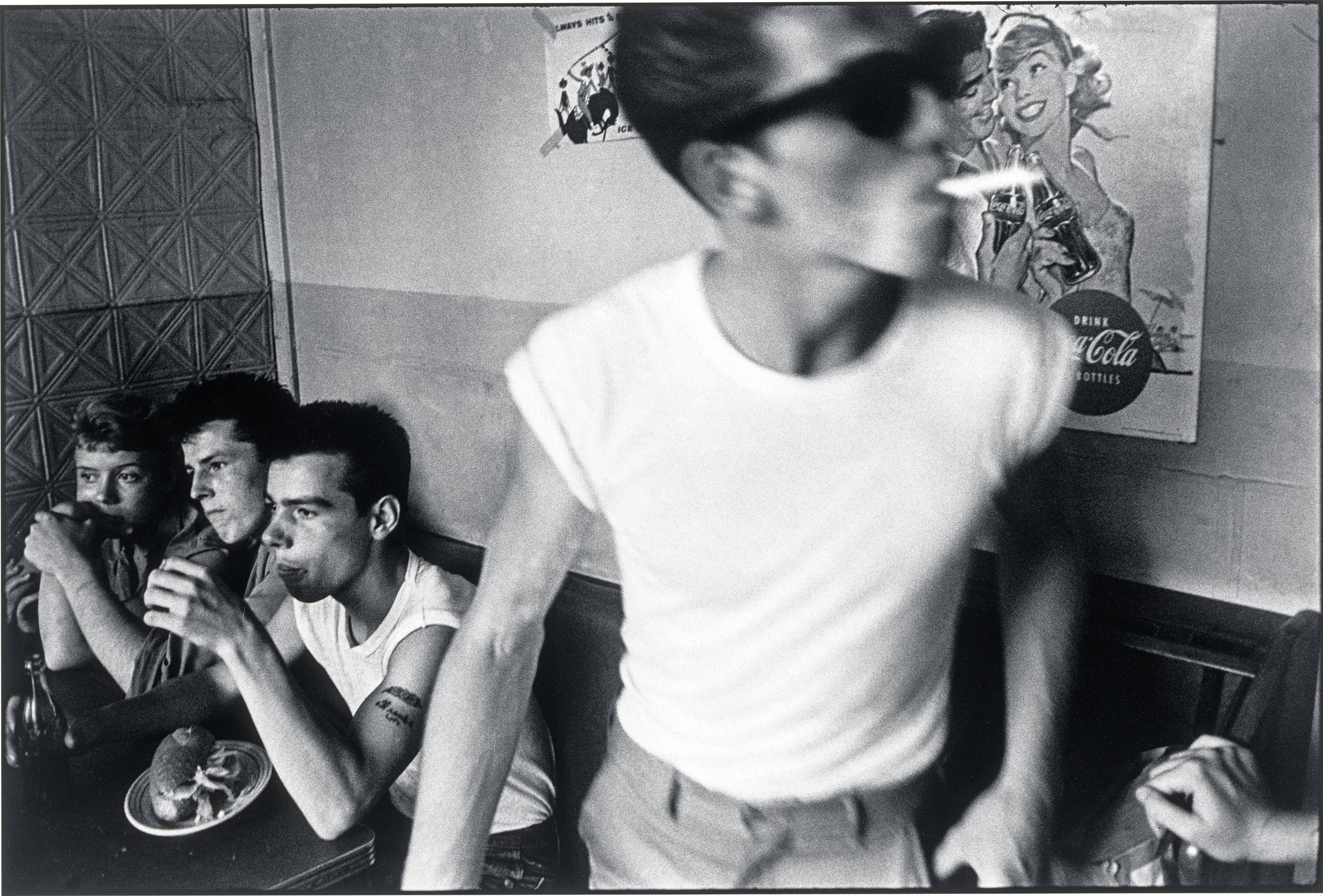 Auf diesem Bild ist das folgende Kunstwerk zu sehen: Bruce Davidson. New York City, aus der Serie „Brooklyn Gang“. 1959.