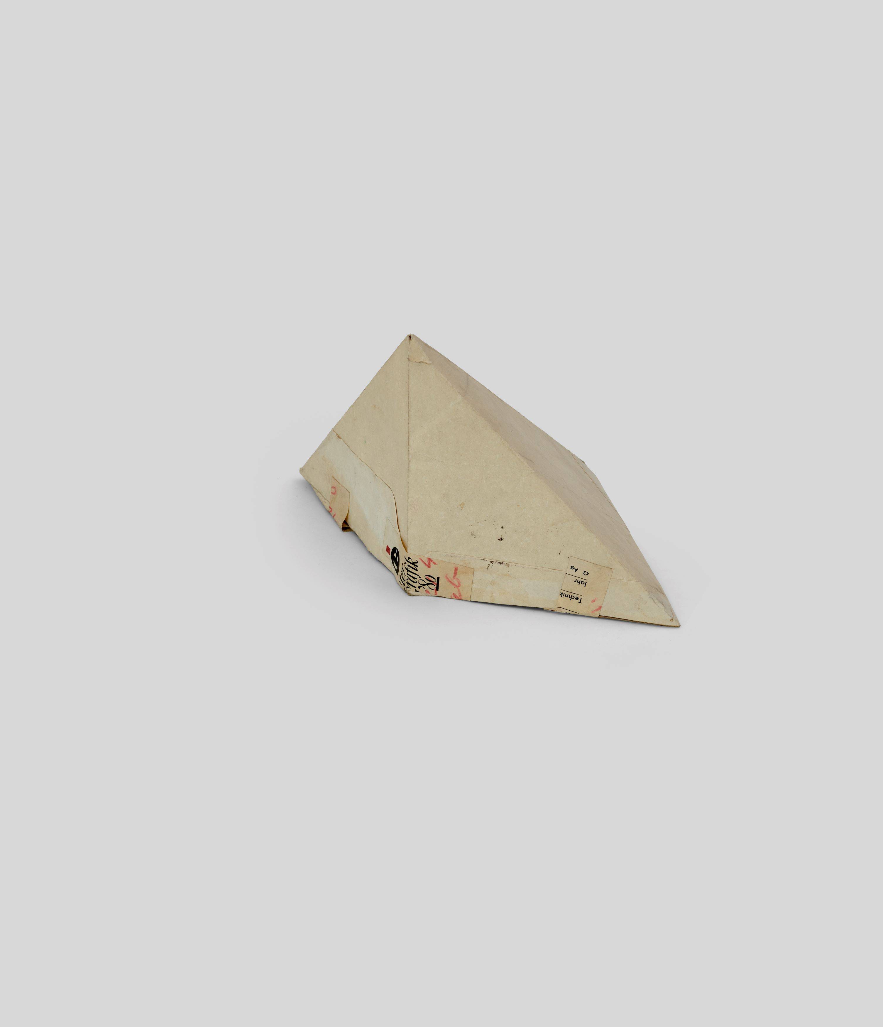 Auf diesem Bild ist das folgende Kunstwerk zu sehen: Hermann Glöckner. Unregelmäßiger Polyeder (Pentaeder) auf der Grundfläche eines unregelmäßigen Tetraeders.