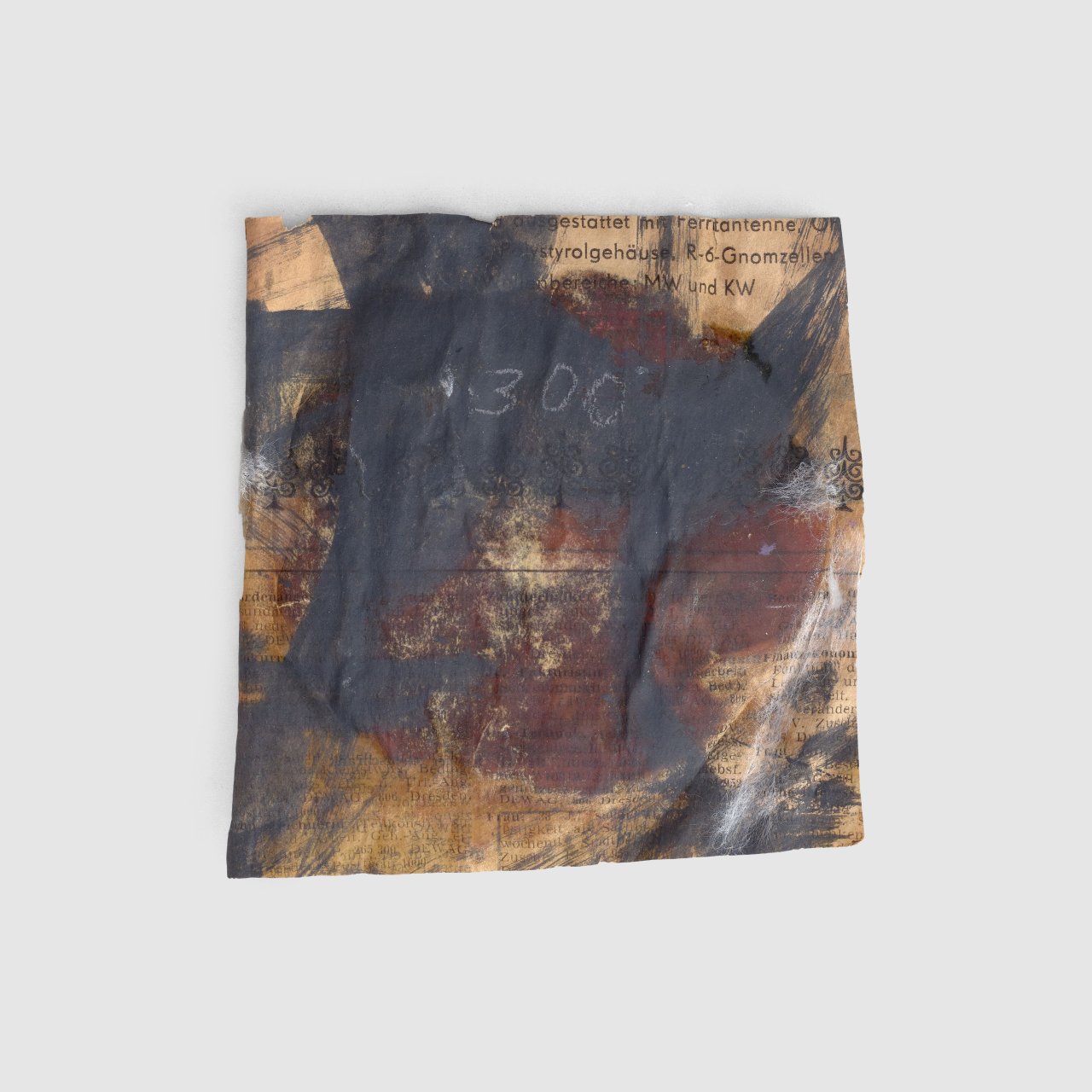 This picture shows the following artwork: Hermann Glöckner. Lackrelief auf Zeitungspapier. 1960.