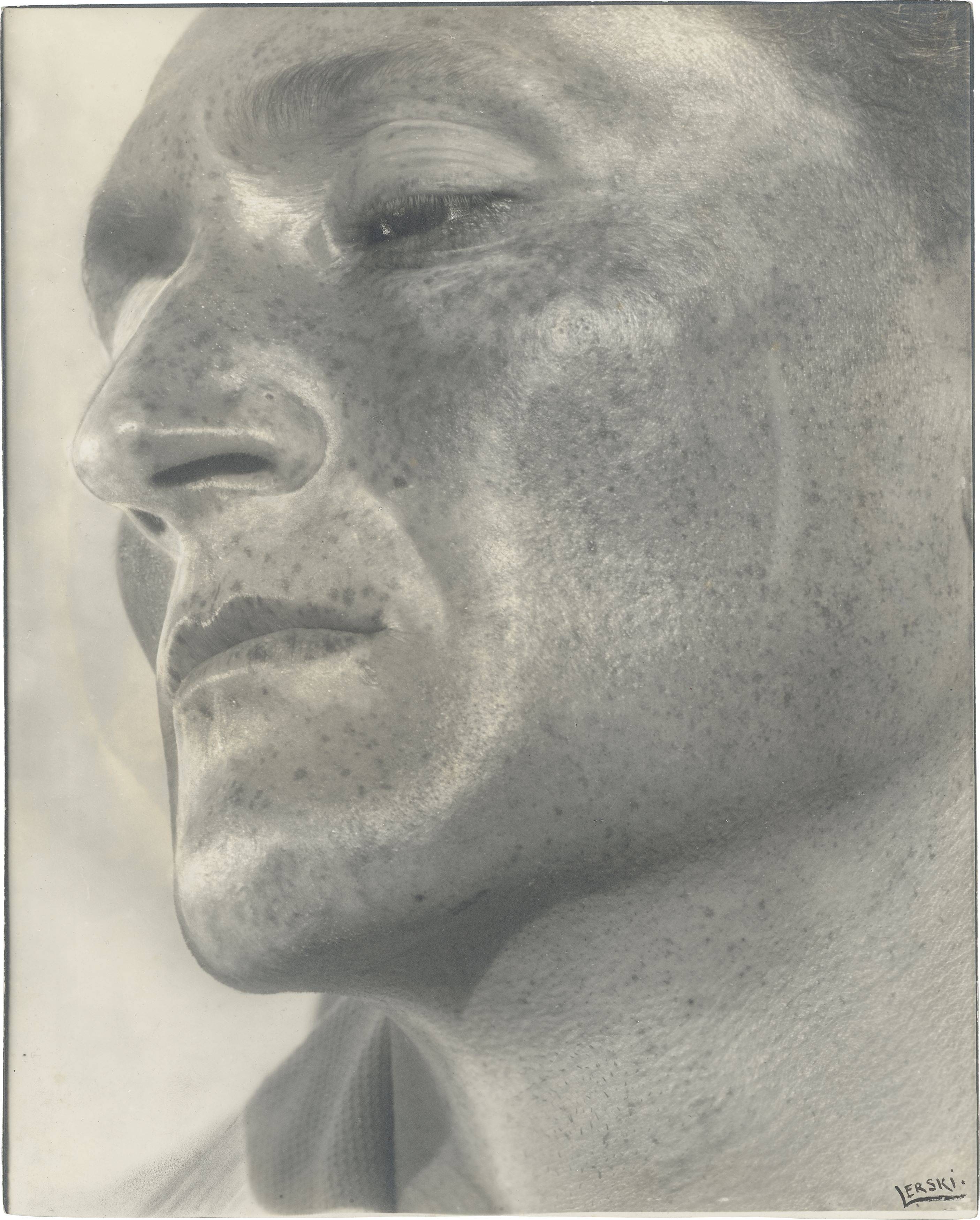 Auf diesem Bild ist das folgende Kunstwerk zu sehen: Helmar Lerski (d.i. Schmuklerski, Israel). Verwandlungen durch Licht, Tel-Aviv. 1935–1936.