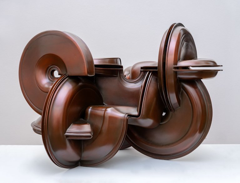 Auf diesem Bild ist das folgende Kunstwerk zu sehen: Tony Cragg. „Thinking in Circles“. 2010.