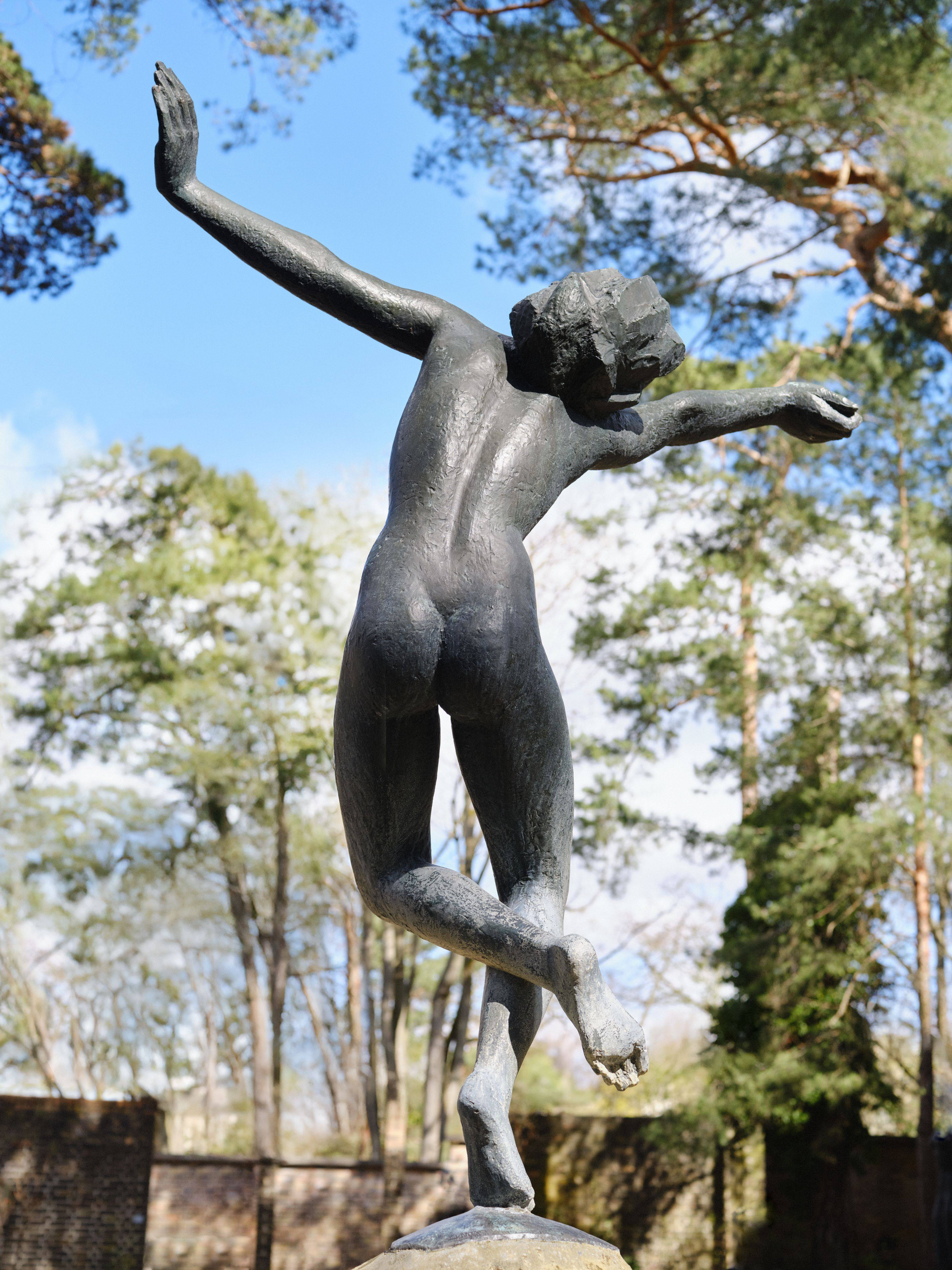 Auf diesem Bild ist das folgende Kunstwerk zu sehen: Georg Kolbe. „Tänzerinnen–Brunnen“. 1922.
