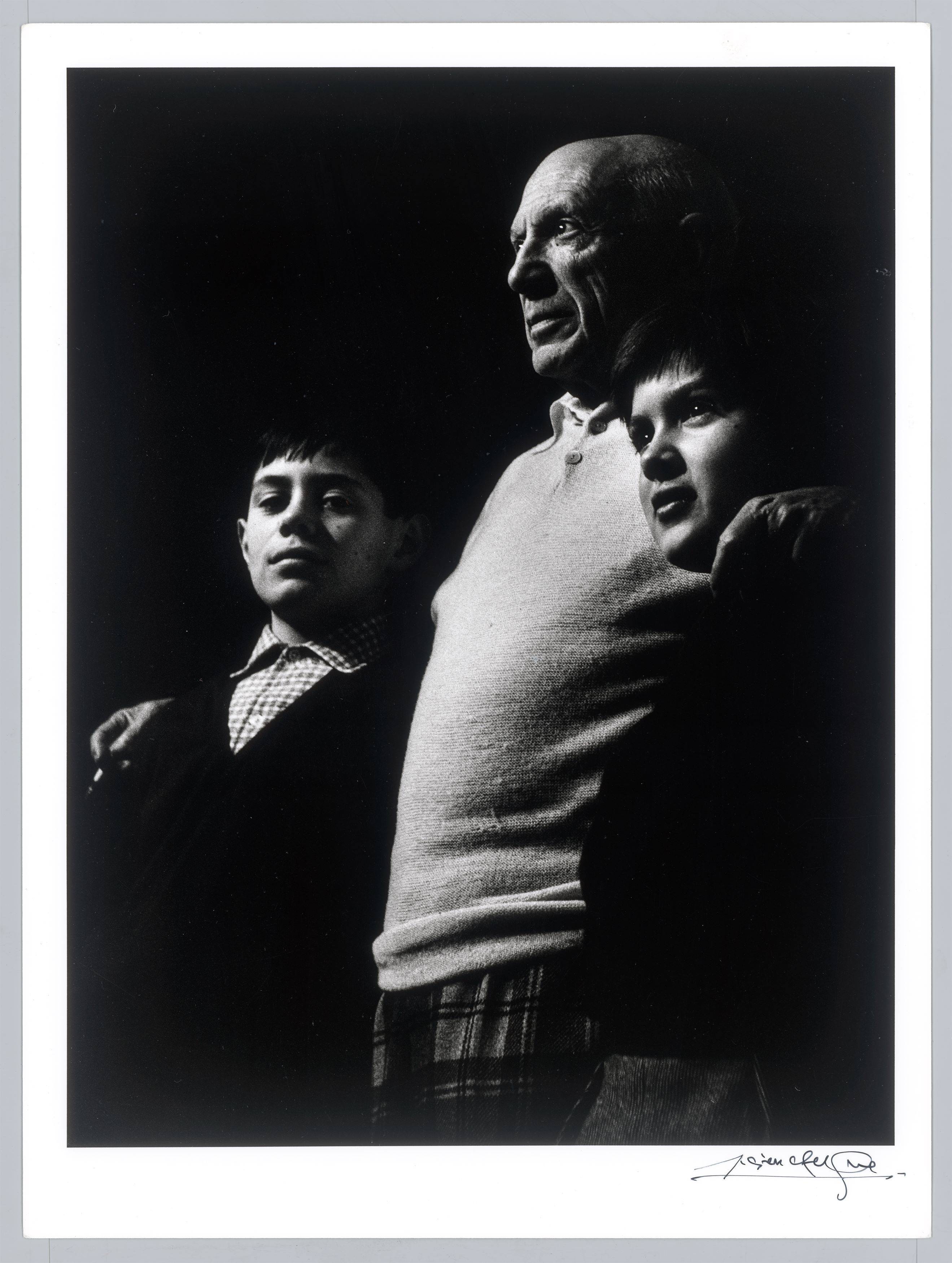 This picture shows the following artwork: Lucien Clergue. ”Picasso, Claude et Paloma, La Californie, Cannes”. 1956.