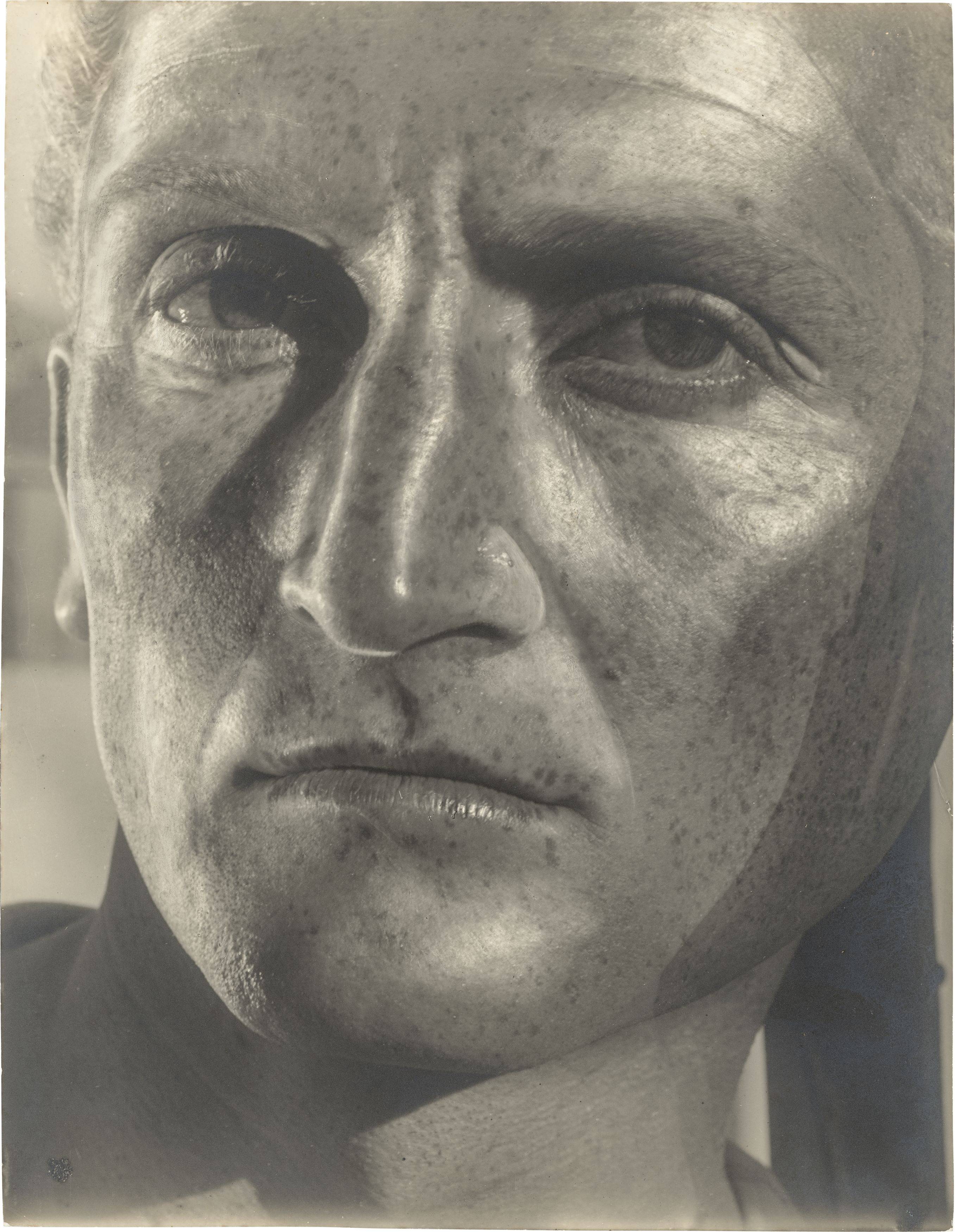 Auf diesem Bild ist das folgende Kunstwerk zu sehen: Helmar Lerski (d.i. Schmuklerski, Israel). Verwandlungen durch Licht, Tel-Aviv. 1935–1936.