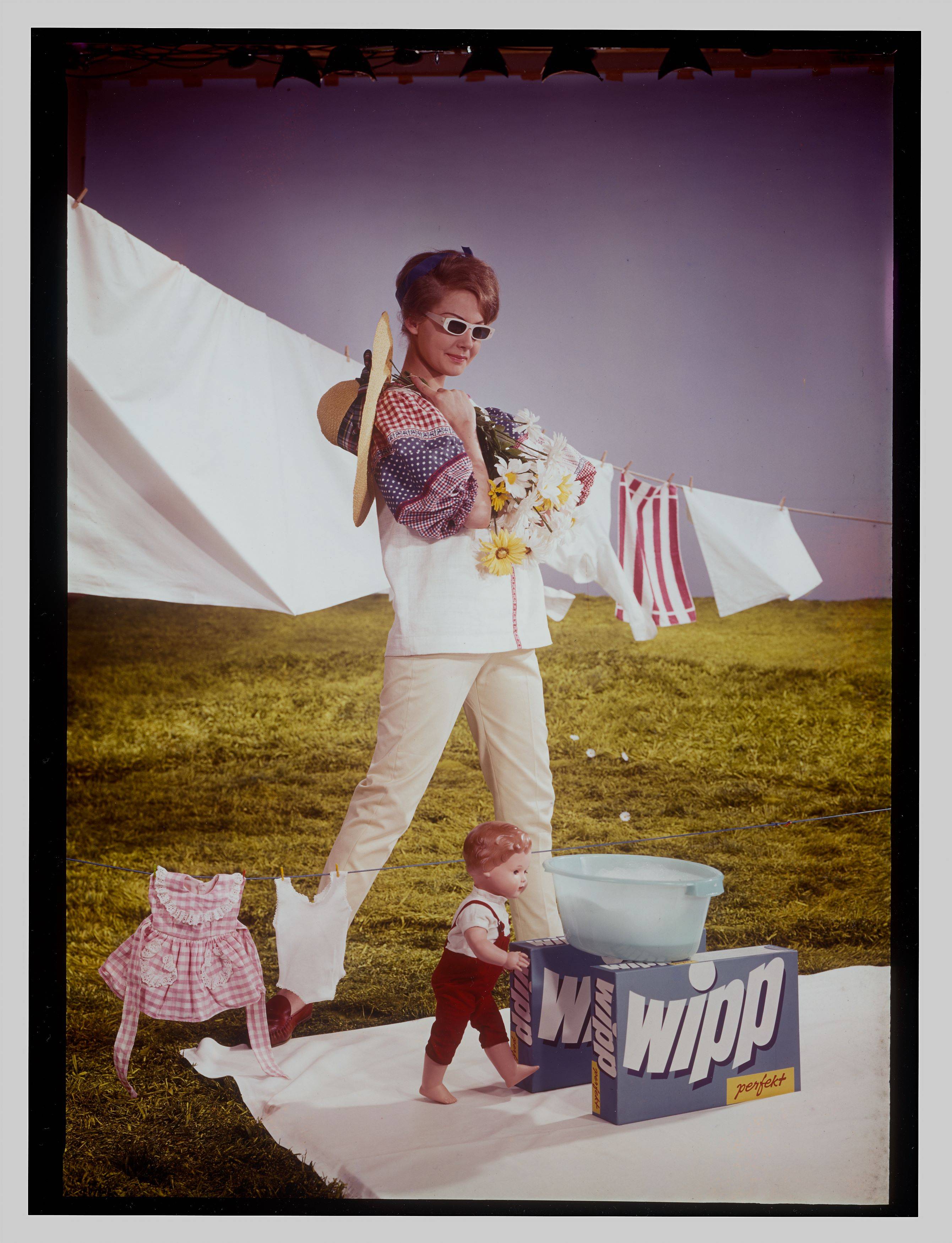 Auf diesem Bild ist das folgende Kunstwerk zu sehen: Walde Huth. Werbeaufnahme 'Wipp perfekt' Waschmittel. 1950er/60er–Jahre.