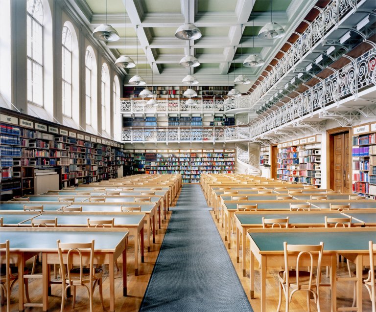 This picture shows the following artwork: Candida Höfer. Universitätsbibliothek Innsbruck I 2004.