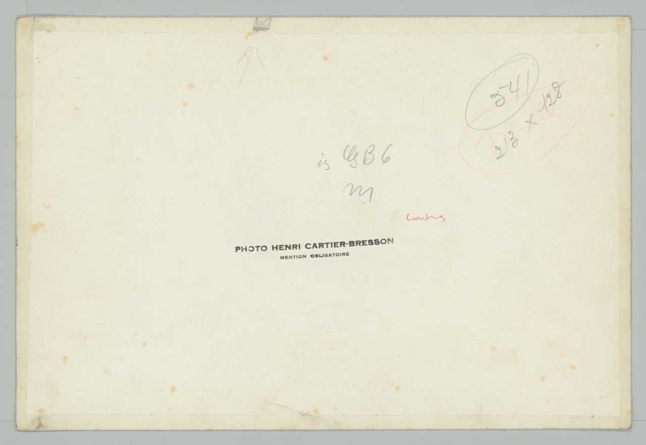 This picture shows the following artwork: Henri Cartier-Bresson. Couronnement du roi George VI, Londres, Angleterre, 12 mai. 1937.