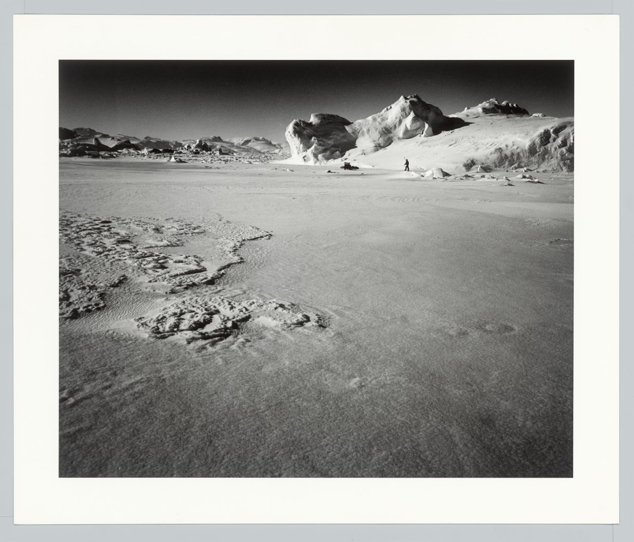 This picture shows the following artwork: Ragnar Axelsson. ”Greenland – Sermiliqfjord”. 1997.