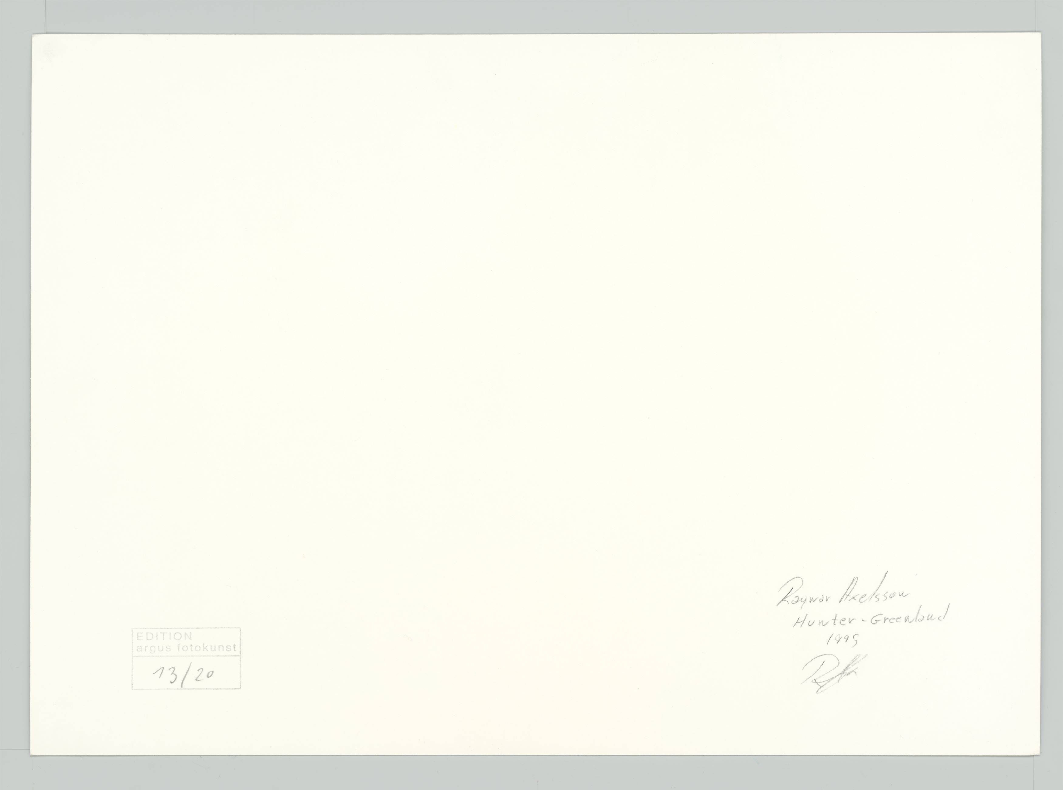 Auf diesem Bild ist das folgende Kunstwerk zu sehen: Ragnar Axelsson. „Hunter – Greenland“. 1995.