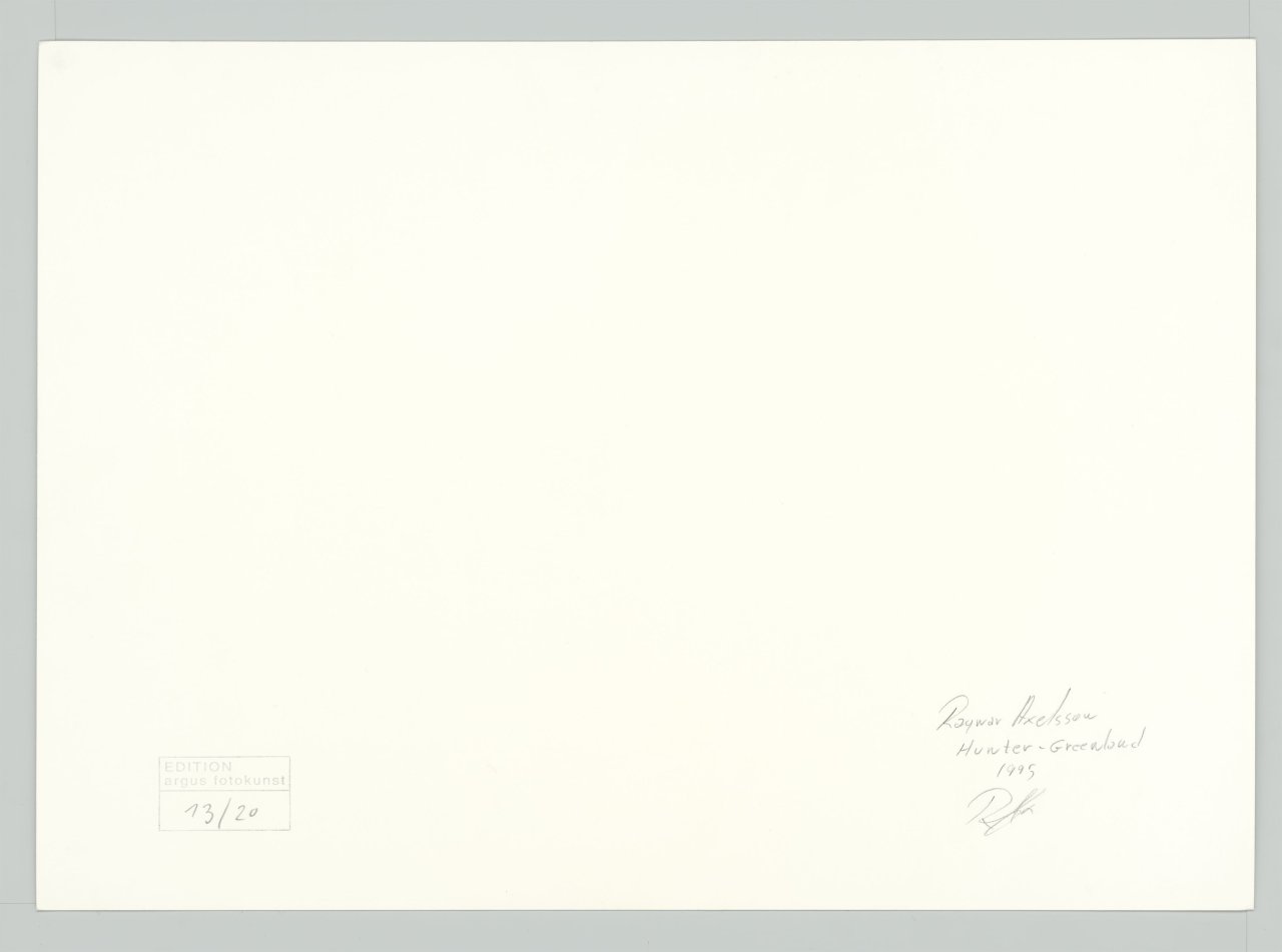 Auf diesem Bild ist das folgende Kunstwerk zu sehen: Ragnar Axelsson. „Hunter – Greenland“. 1995.