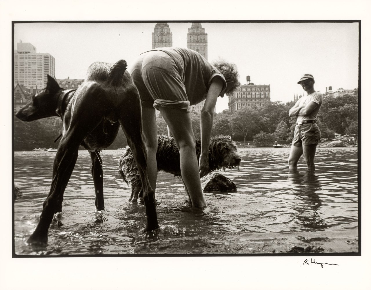Auf diesem Bild ist das folgende Kunstwerk zu sehen: Ken Heyman. „Central Park, New York City“, aus der Serie „Hipshot“, 1984–1985.