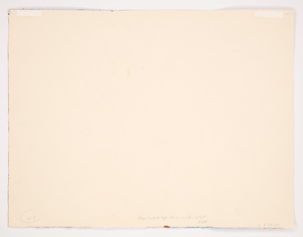 Auf diesem Bild ist das folgende Kunstwerk zu sehen: Horst Antes. Blaue, knieende Figur, Haus mit weißem Giebel. 1987.