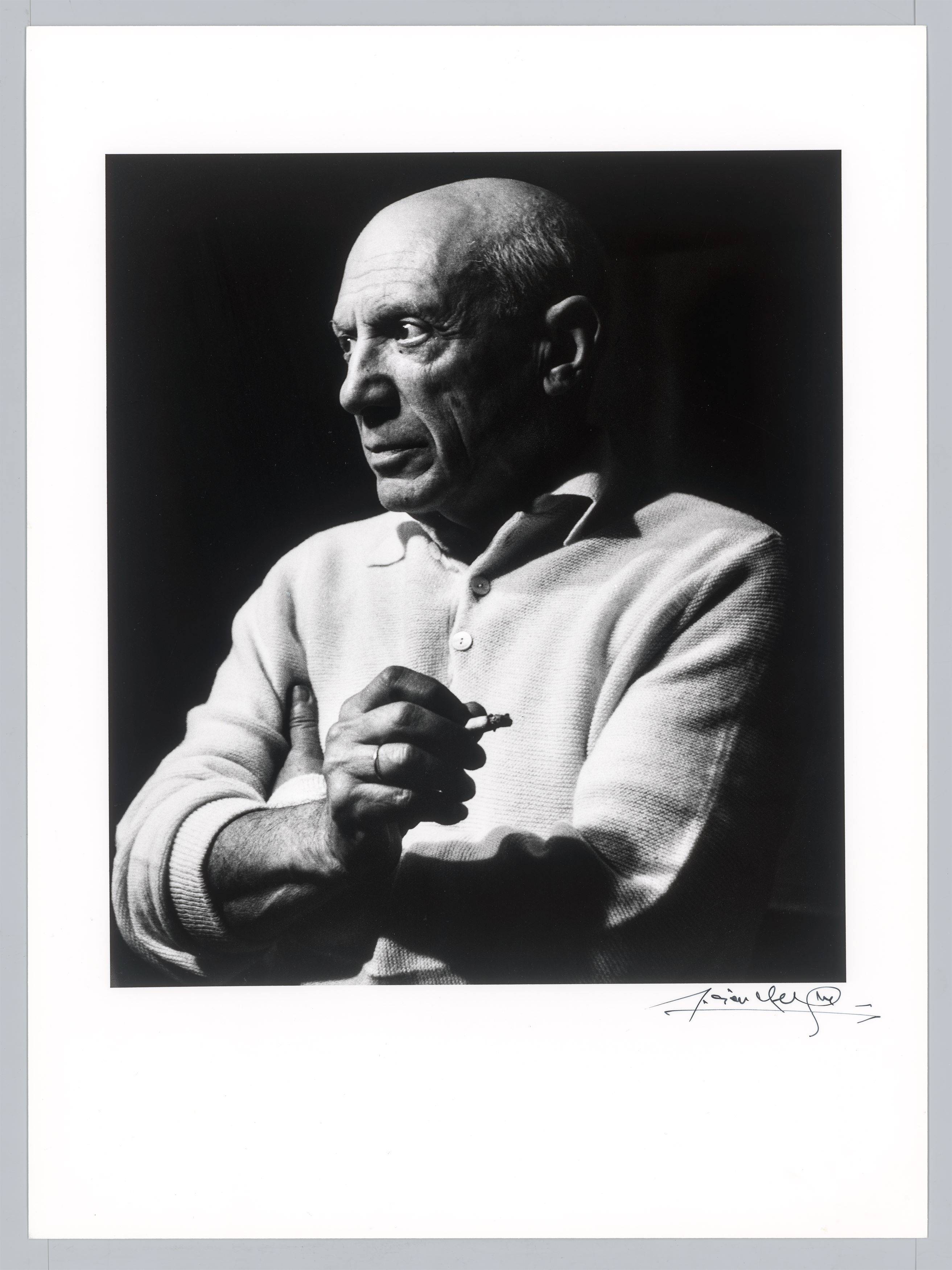 This picture shows the following artwork: Lucien Clergue. ”Picasso à la cigarette II, Cannes, La Californie”. 1956.