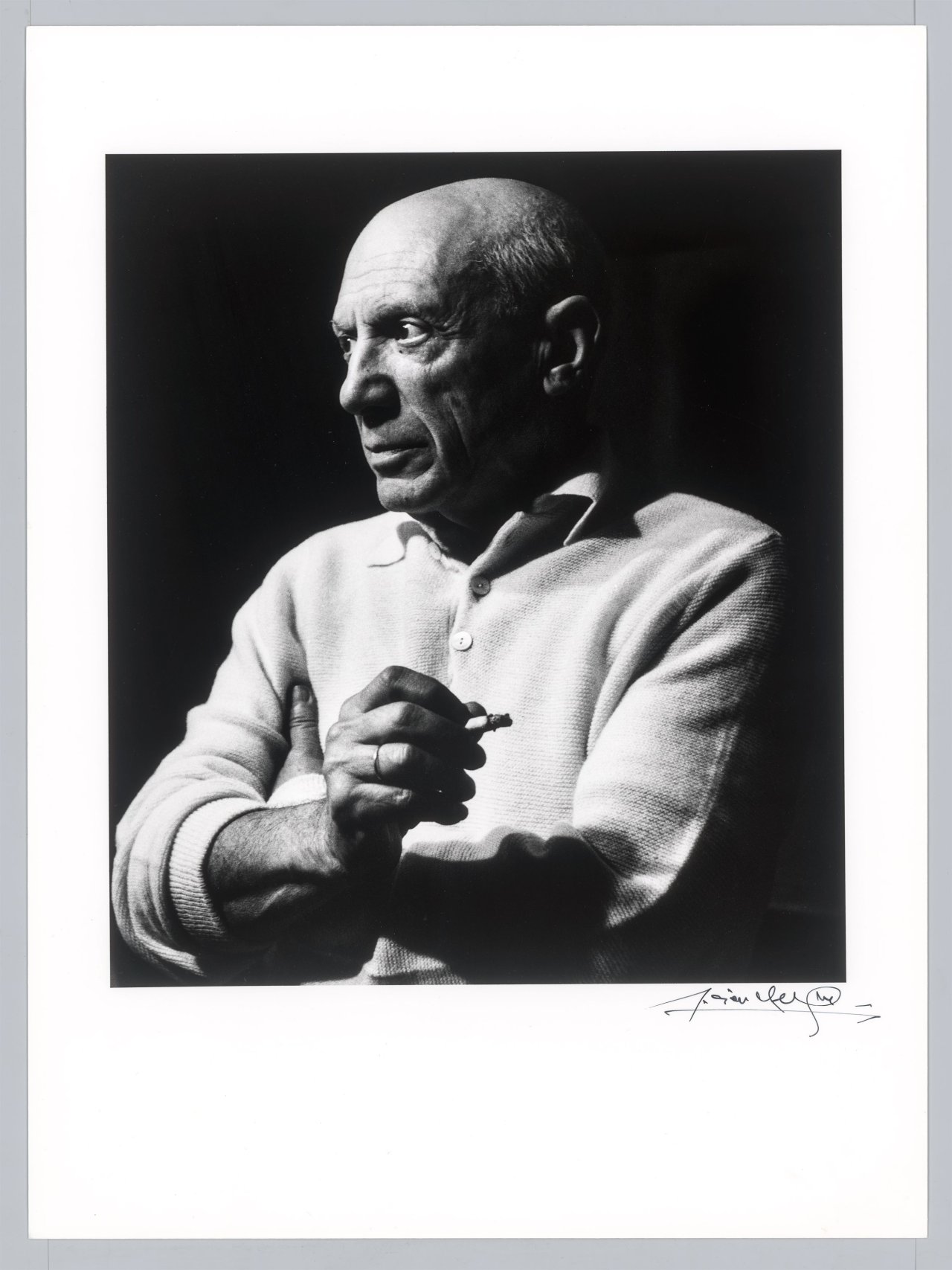 This picture shows the following artwork: Lucien Clergue. ”Picasso à la cigarette II, Cannes, La Californie”. 1956.