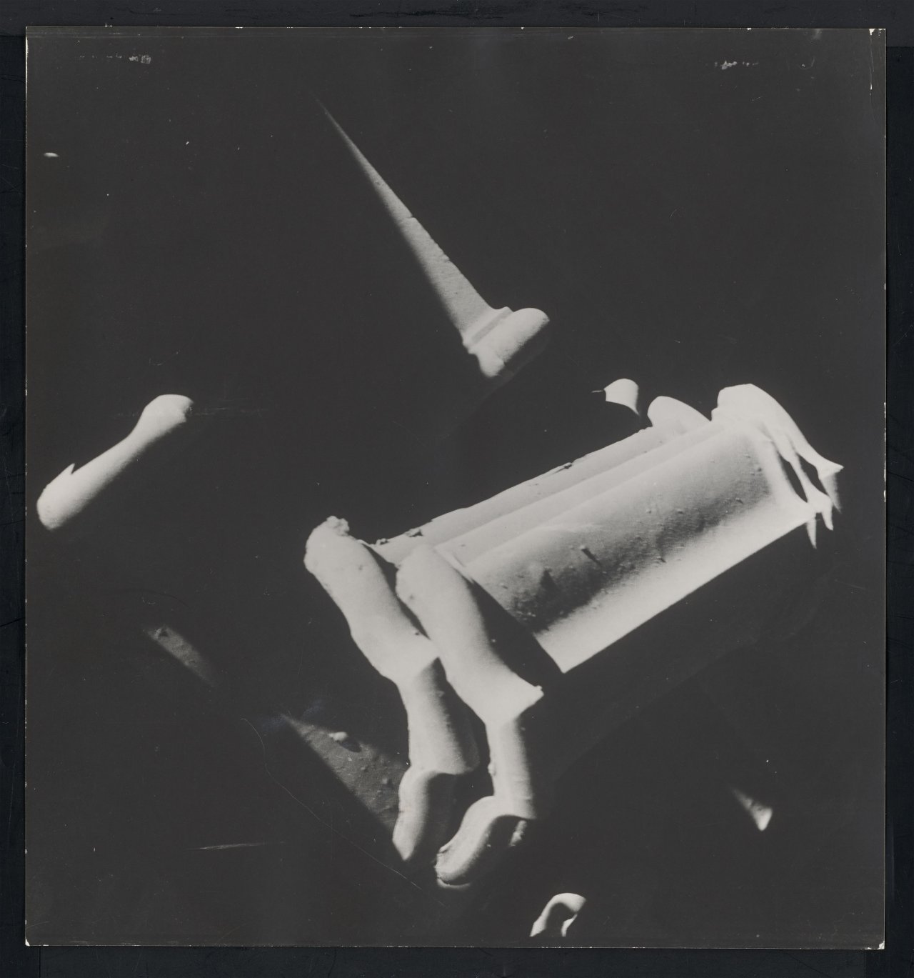 Auf diesem Bild ist das folgende Kunstwerk zu sehen: Gyula Pap. Tetöcserepek [Dachziegel]. 1924.