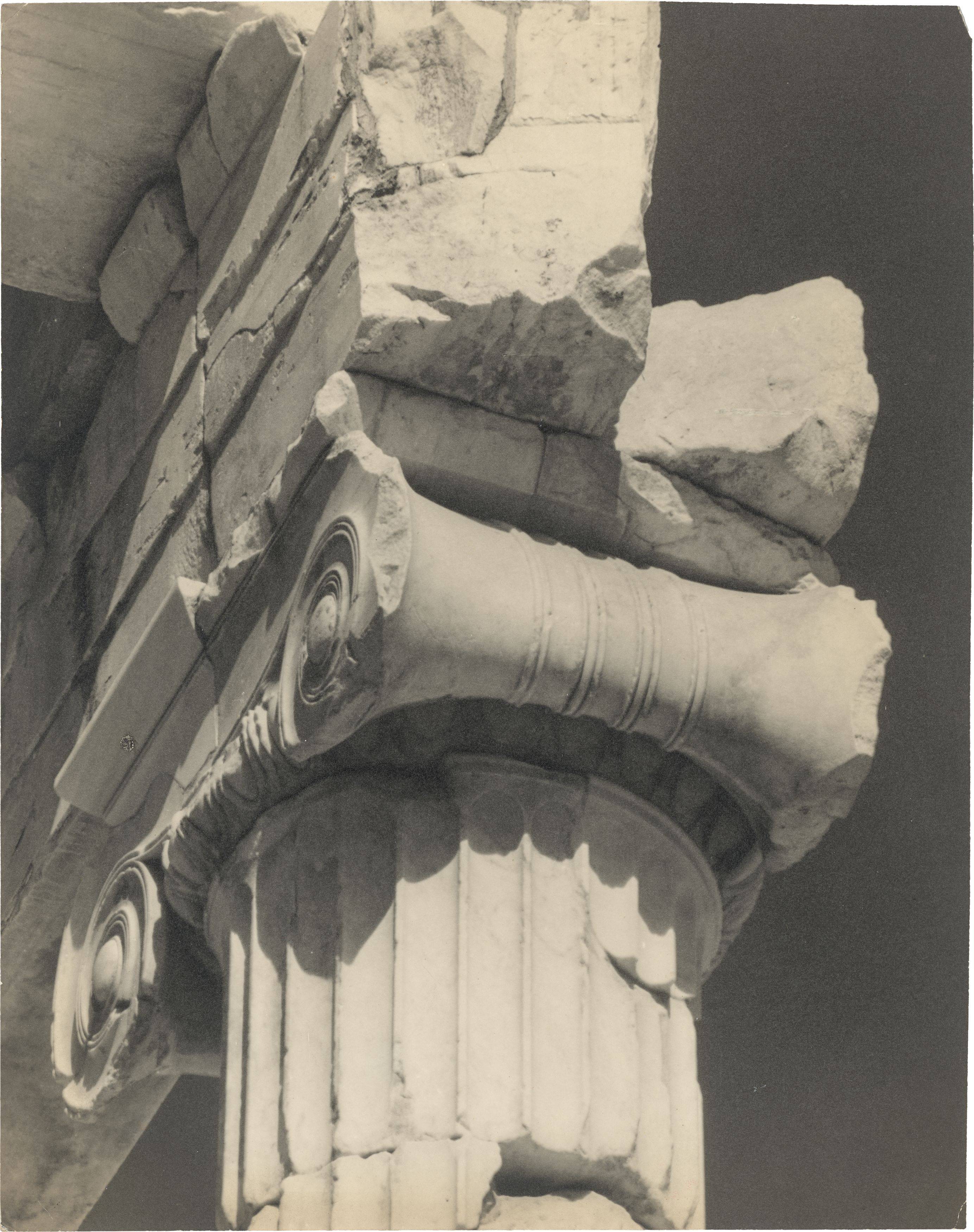 This picture shows the following artwork: Walter Hege. Kapitell aus der Vorhalle der Propyläen - Athen. 1928/29.
