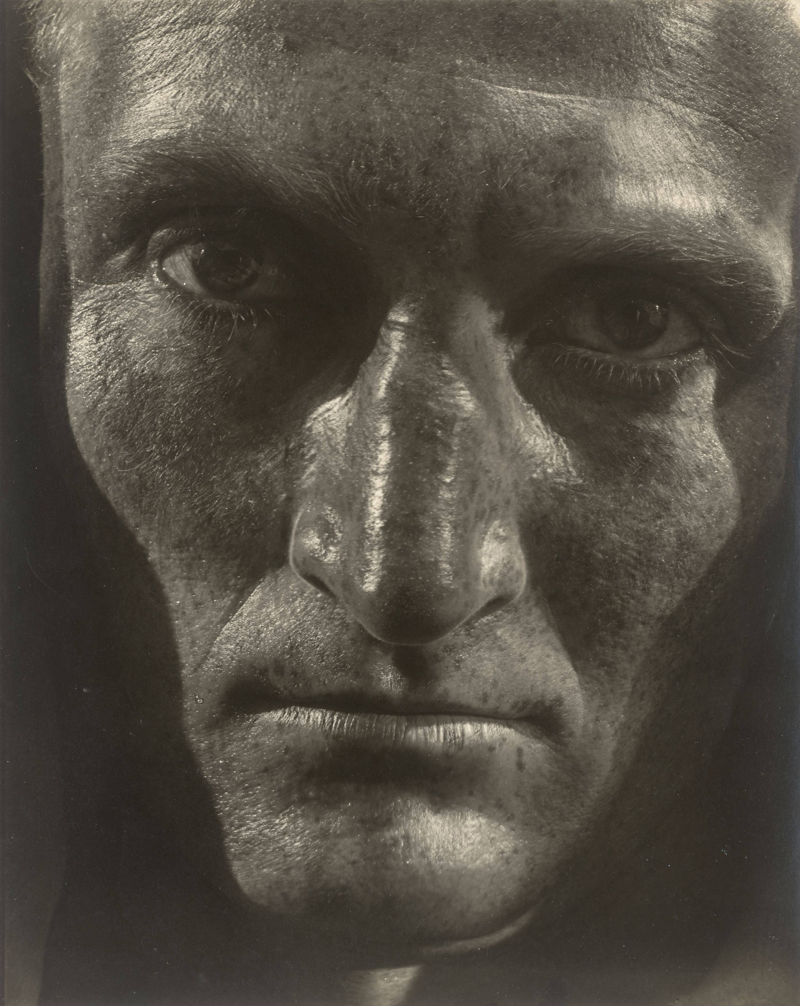 Auf diesem Bild ist das folgende Kunstwerk zu sehen: Helmar Lerski (d.i. Schmuklerski, Israel). Verwandlungen durch Licht, Tel-Aviv. 1935–1936.