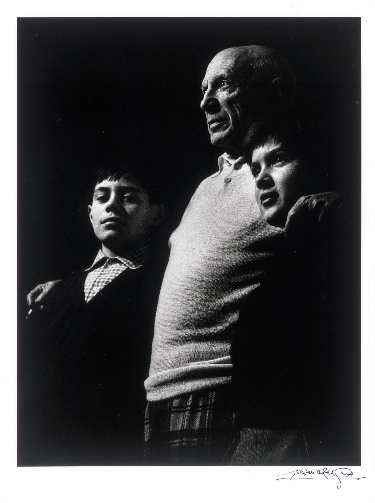 This picture shows the following artwork: Lucien Clergue. ”Picasso, Claude et Paloma, La Californie, Cannes”. 1956.