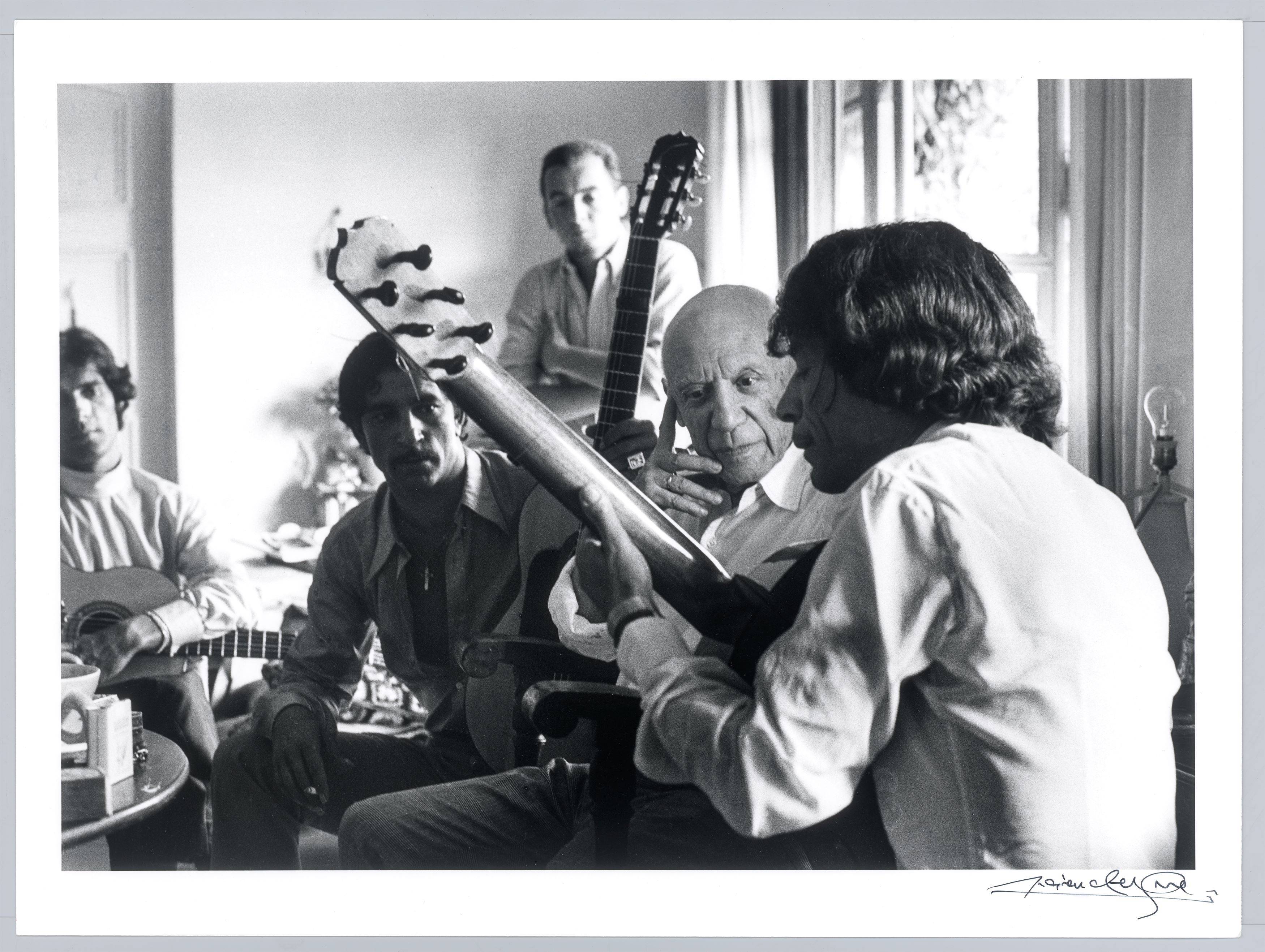 This picture shows the following artwork: Lucien Clergue. ”Picasso and Manitas de Plata, Mougins, N.[otre] D.[ame] de Vie”. 1968.