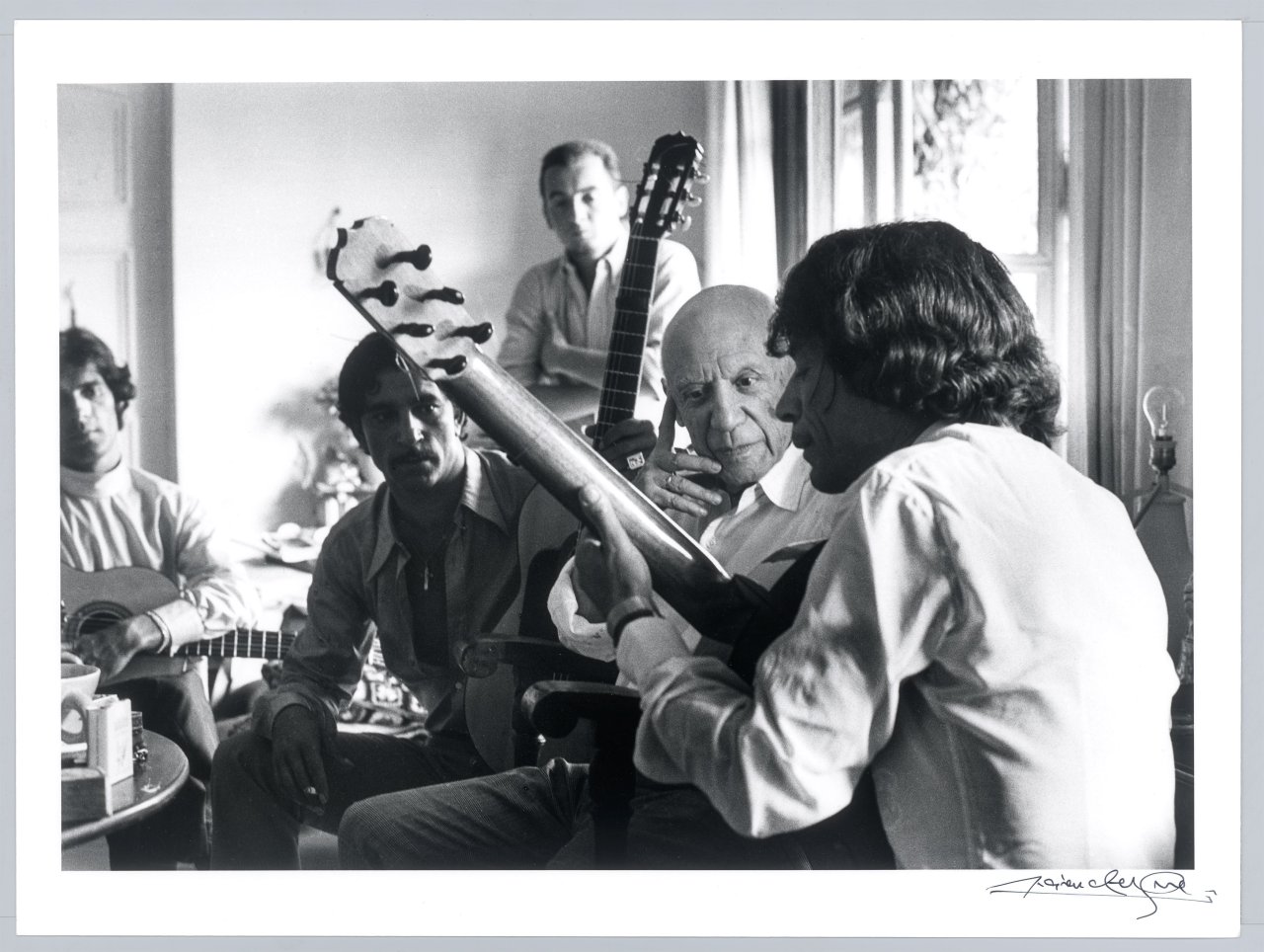 This picture shows the following artwork: Lucien Clergue. ”Picasso and Manitas de Plata, Mougins, N.[otre] D.[ame] de Vie”. 1968.