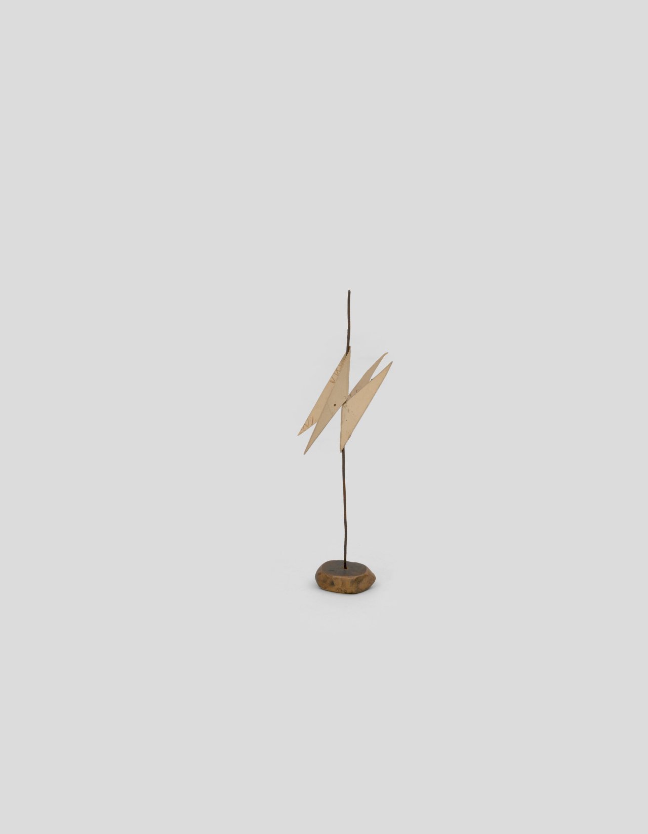 This picture shows the following artwork: Hermann Glöckner. Paarig gefaltete Dreiecke, an einem Mast. 1970.