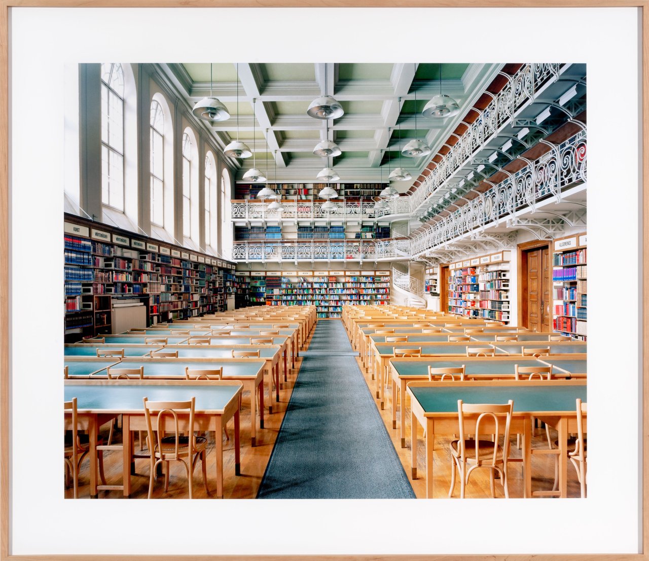 This picture shows the following artwork: Candida Höfer. Universitätsbibliothek Innsbruck I 2004.