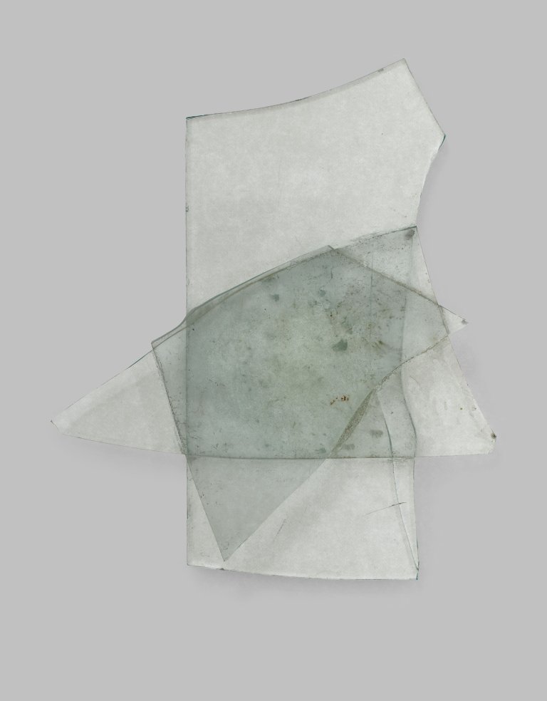This picture shows the following artwork: Hermann Glöckner. Figuration aus drei großen Glassplittern. 1970.
