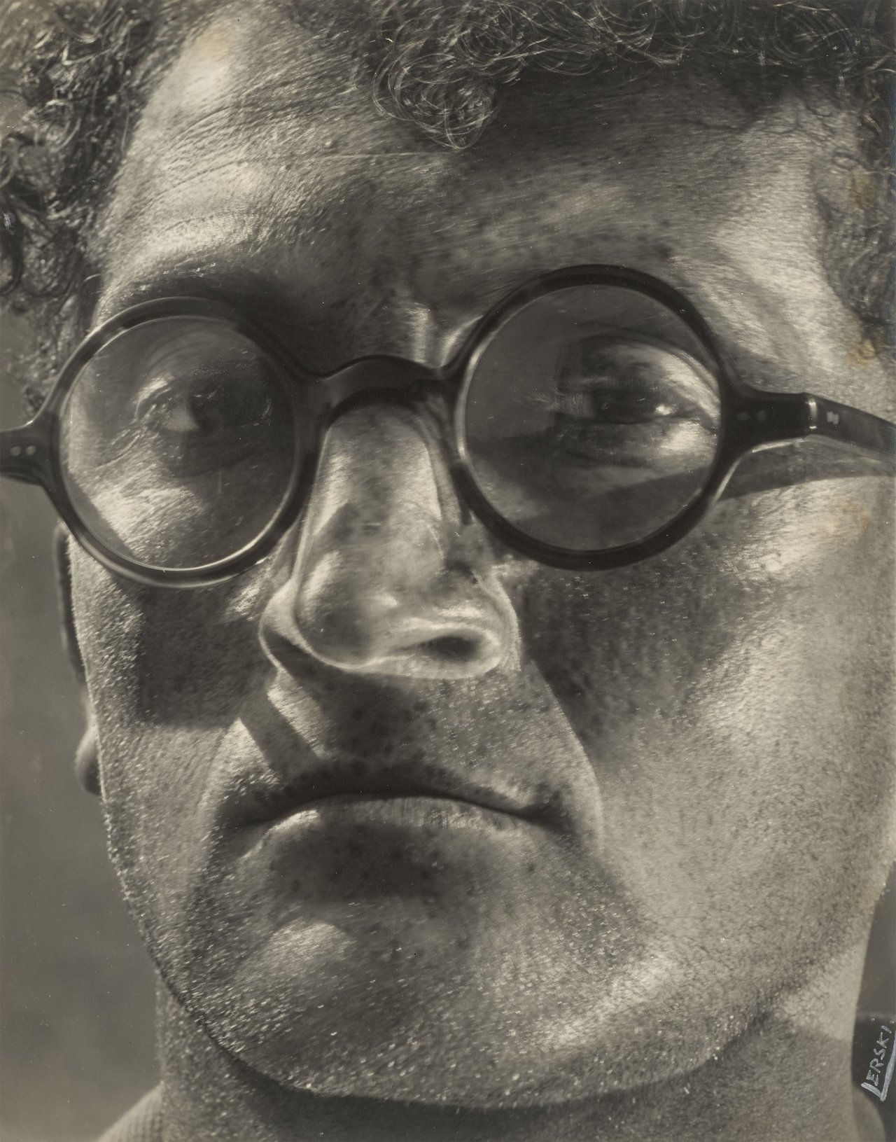 Auf diesem Bild ist das folgende Kunstwerk zu sehen: Helmar Lerski (d.i. Schmuklerski, Israel). Verwandlungen durch Licht, Tel-Aviv. 1935–1936.