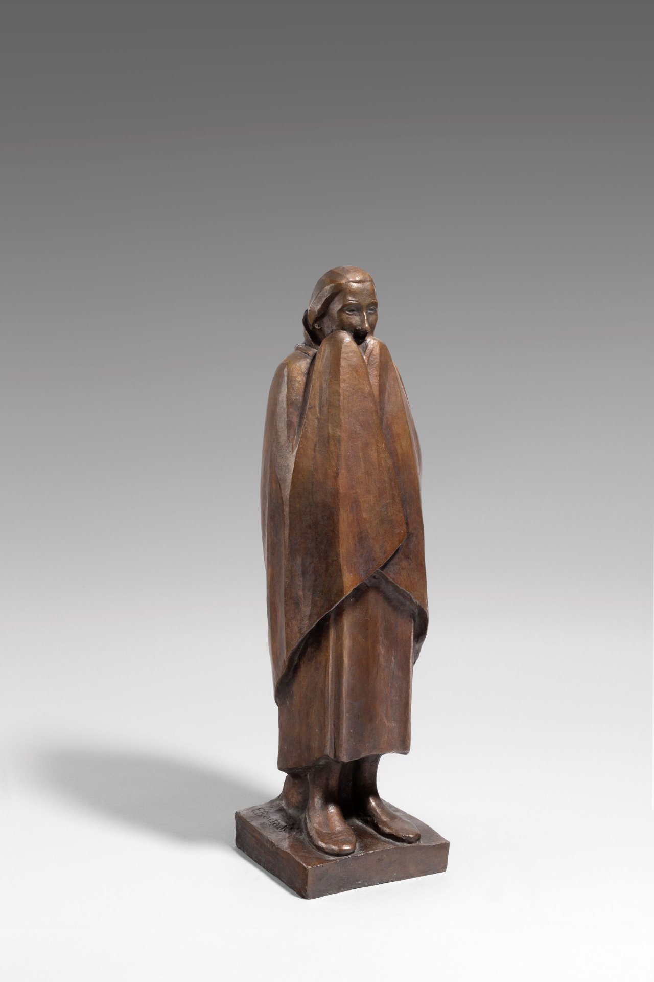 Auf diesem Bild ist das folgende Kunstwerk zu sehen: Ernst Barlach. „Frierendes Mädchen“. 1916.