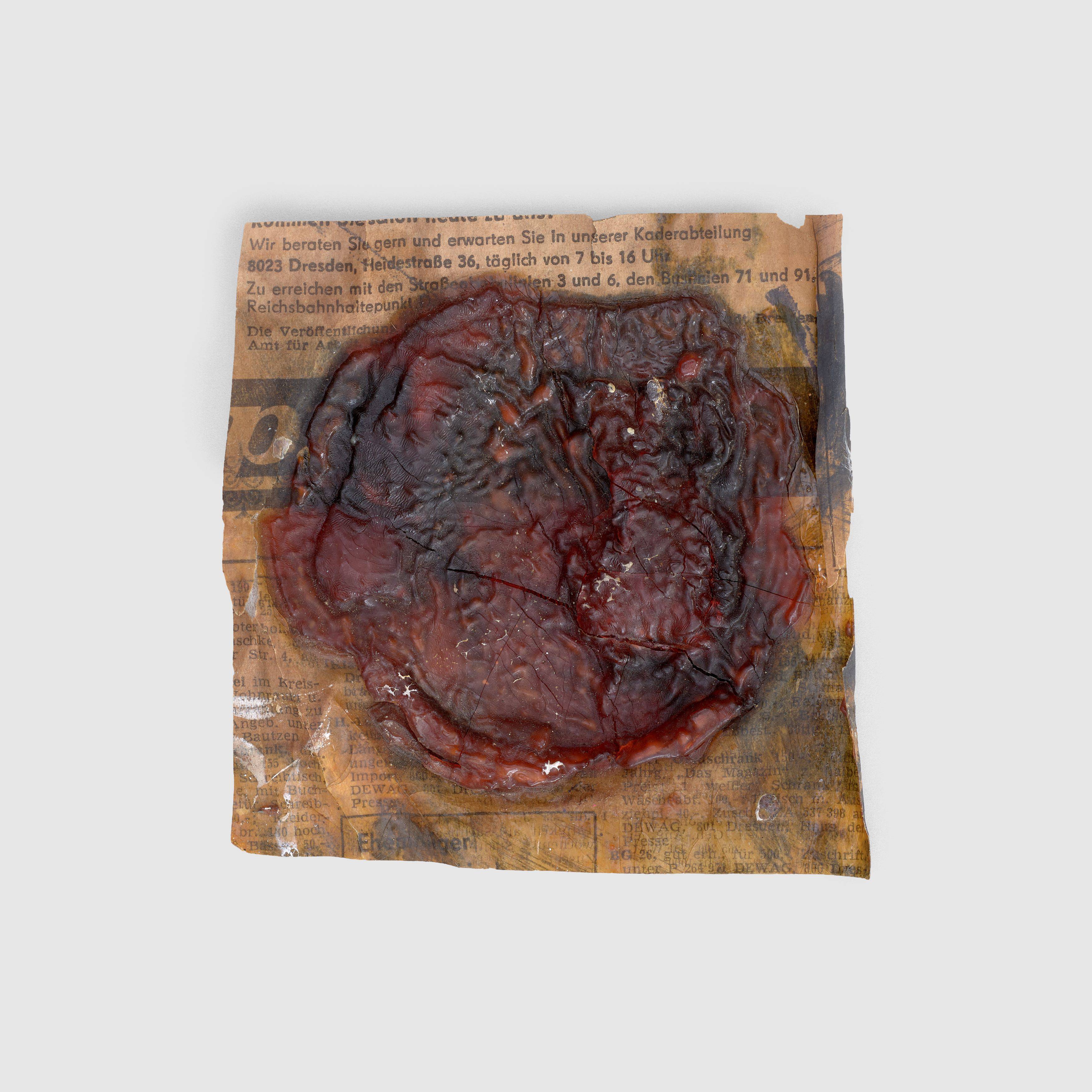This picture shows the following artwork: Hermann Glöckner. Lackrelief auf Zeitungspapier. 1960.