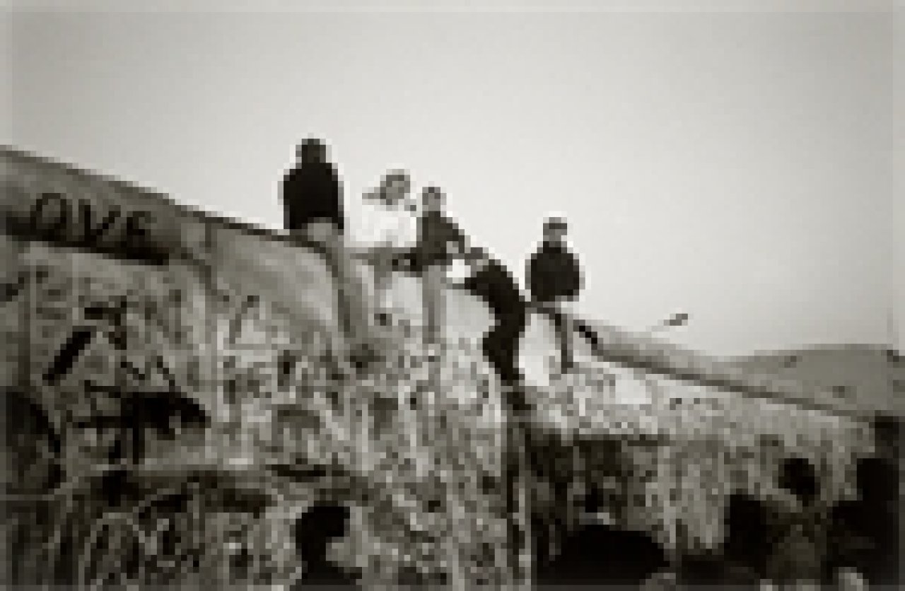 This picture shows the following artwork: Norbert Bunge. ”Maueröffnung, Berlin”. 1991.