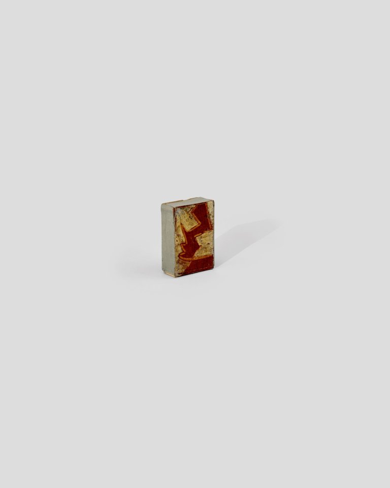 This picture shows the following artwork: Hermann Glöckner. Bemalte Streichholzschachtel. 1965.