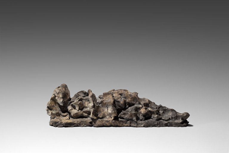 Auf diesem Bild ist das folgende Kunstwerk zu sehen: Hans Josephsohn. „Kleine Liegende # 5100“. 1977.