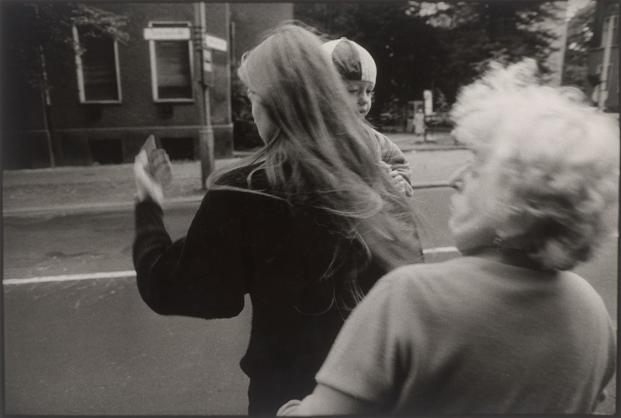 This picture shows the following artwork: Harald Hauswald. ”Berlin Weissensee”. 1986.