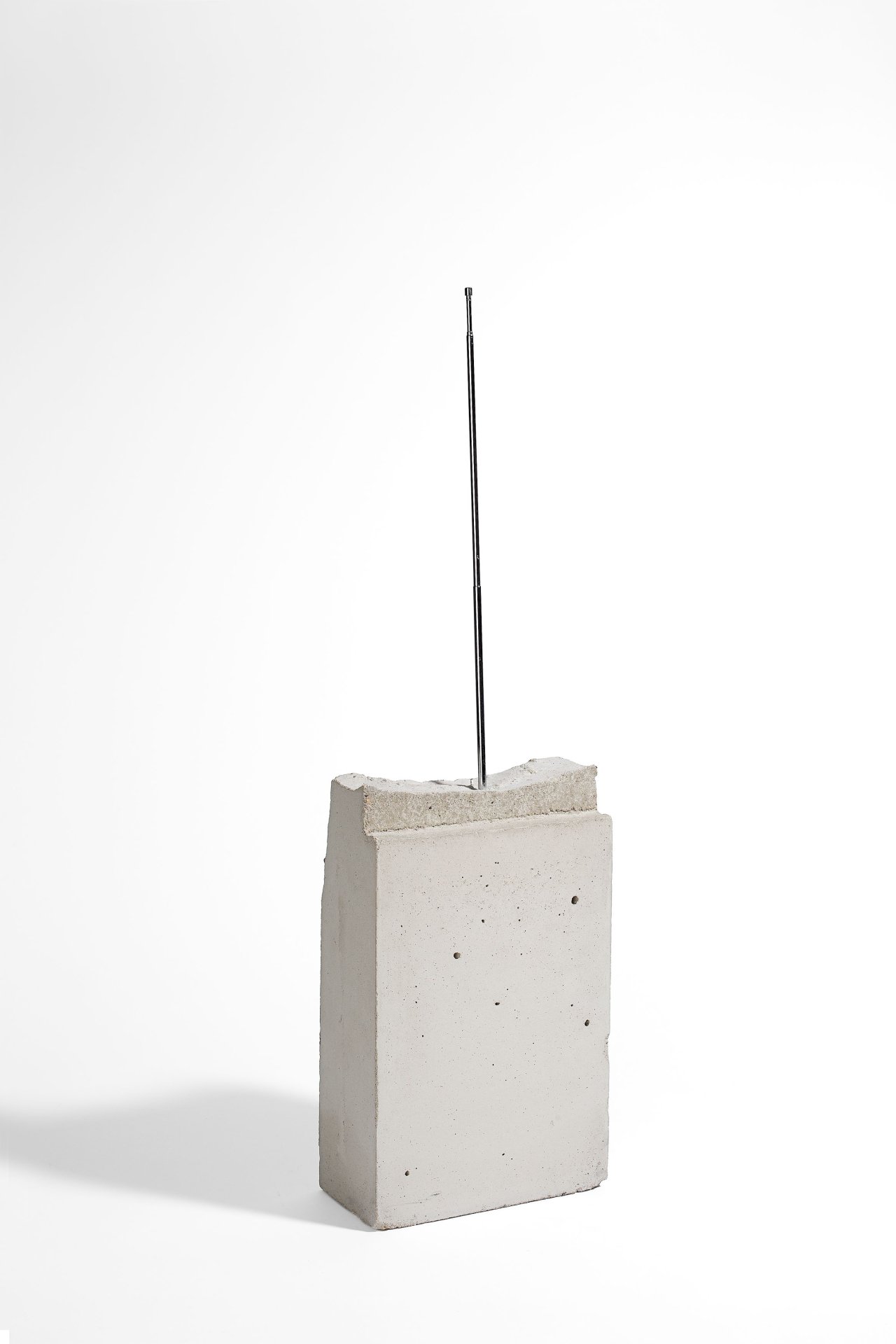 Auf diesem Bild ist das folgende Kunstwerk zu sehen: Isa Genzken. „Weltempfänger“. 1990.