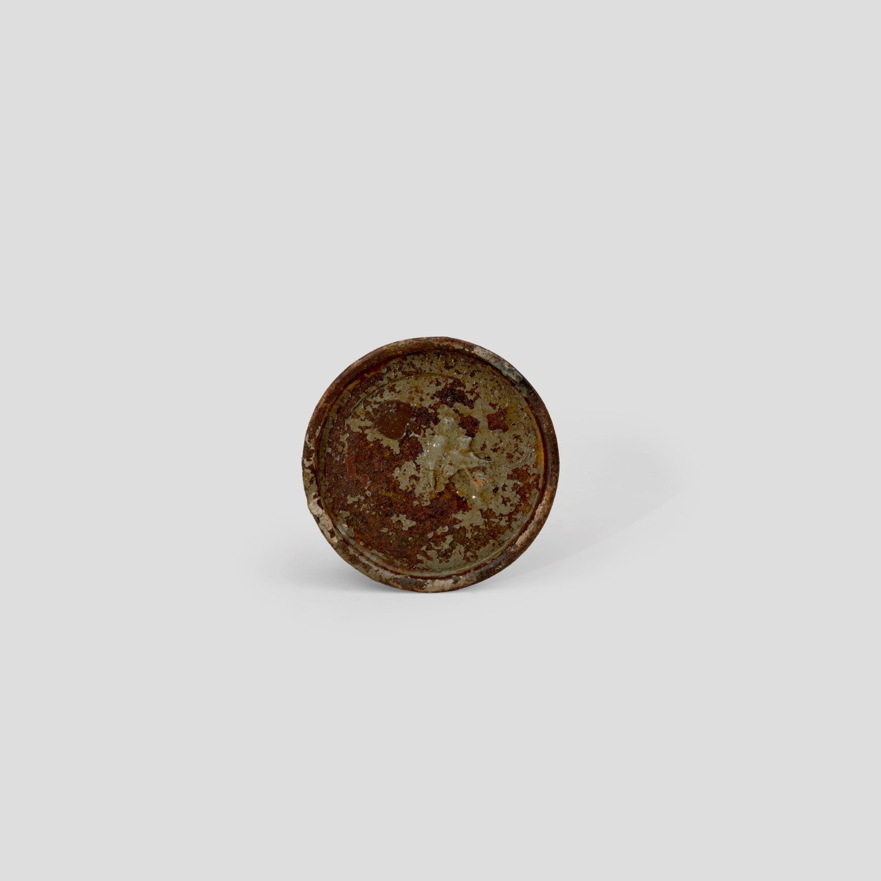 This picture shows the following artwork: Hermann Glöckner. Blechdeckel mit rosa Fleck. 1960.