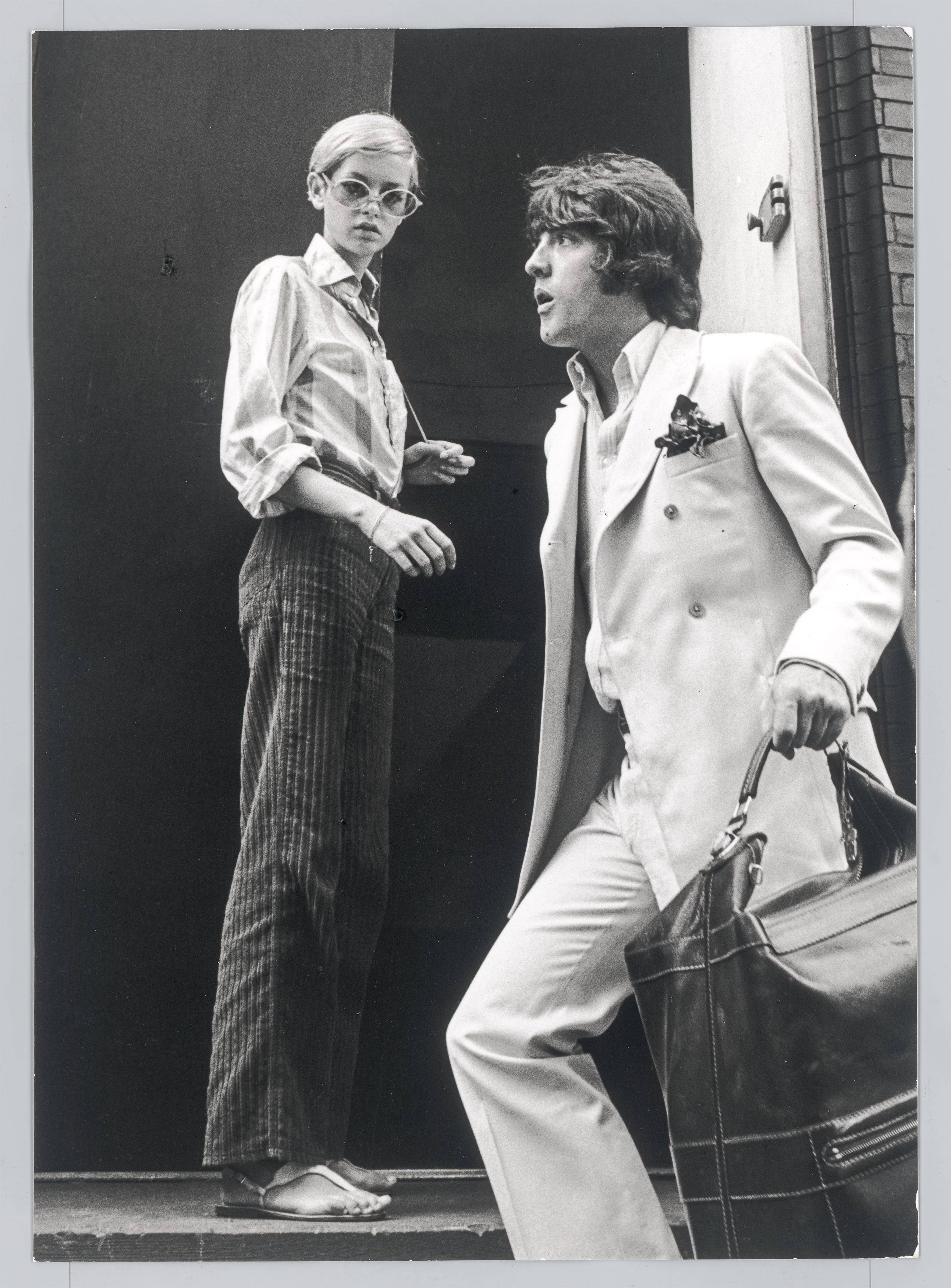Auf diesem Bild ist das folgende Kunstwerk zu sehen: Ron Galella (d.i. Galella, Ronald E.). Twiggy and Justin de Villeneuve, New York City. 1967.