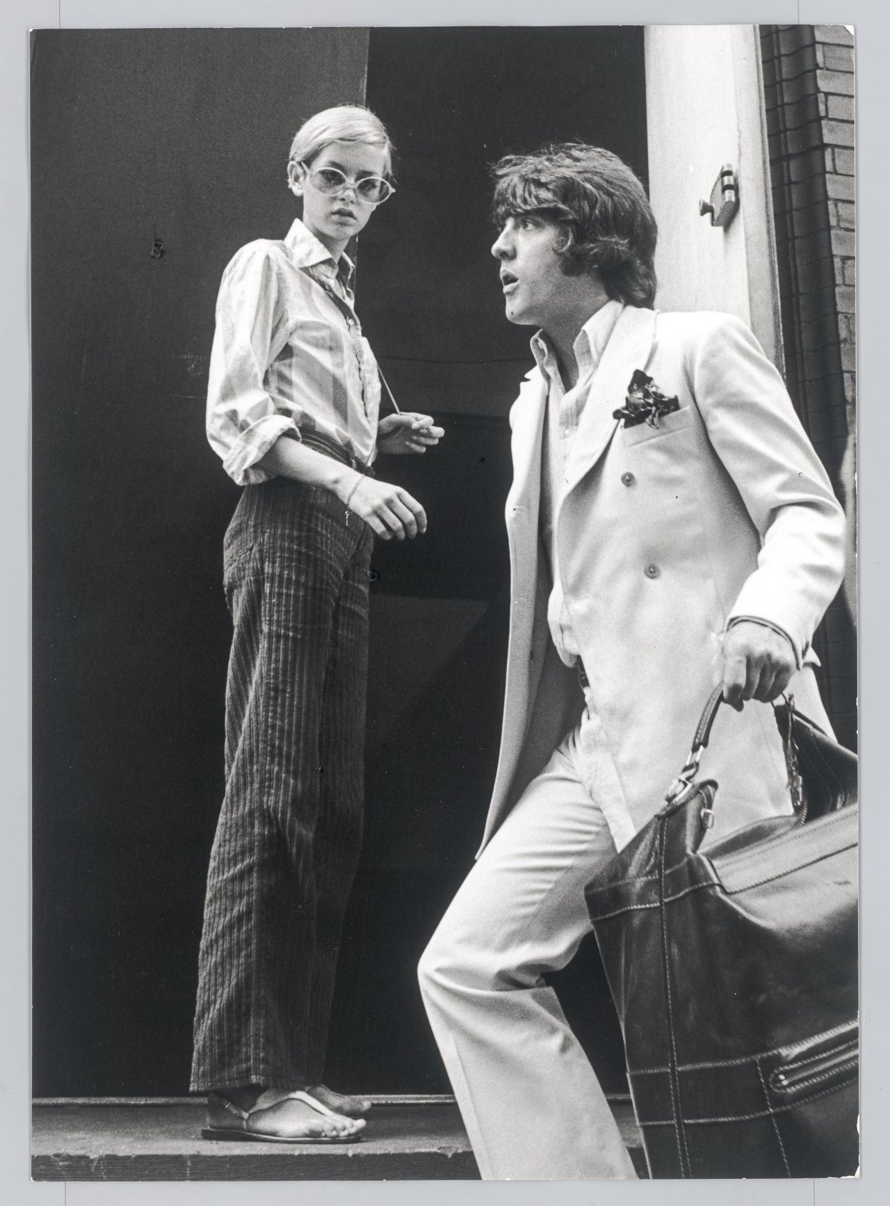 Auf diesem Bild ist das folgende Kunstwerk zu sehen: Ron Galella (d.i. Galella, Ronald E.). Twiggy and Justin de Villeneuve, New York City. 1967.