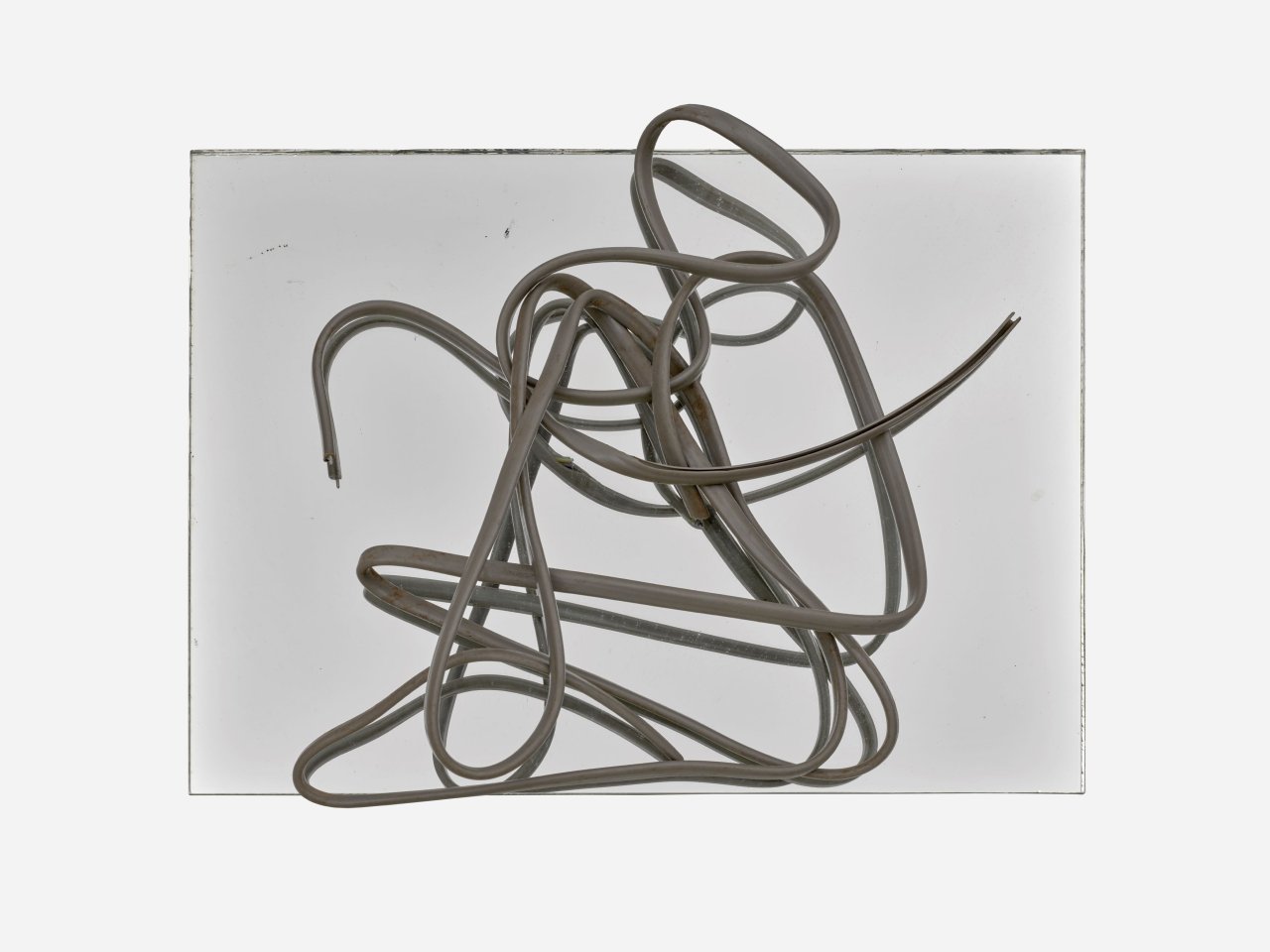 This picture shows the following artwork: Hermann Glöckner. Grau ummanteltes, dreiadriges Aluminiumkabel auf Spiegel.