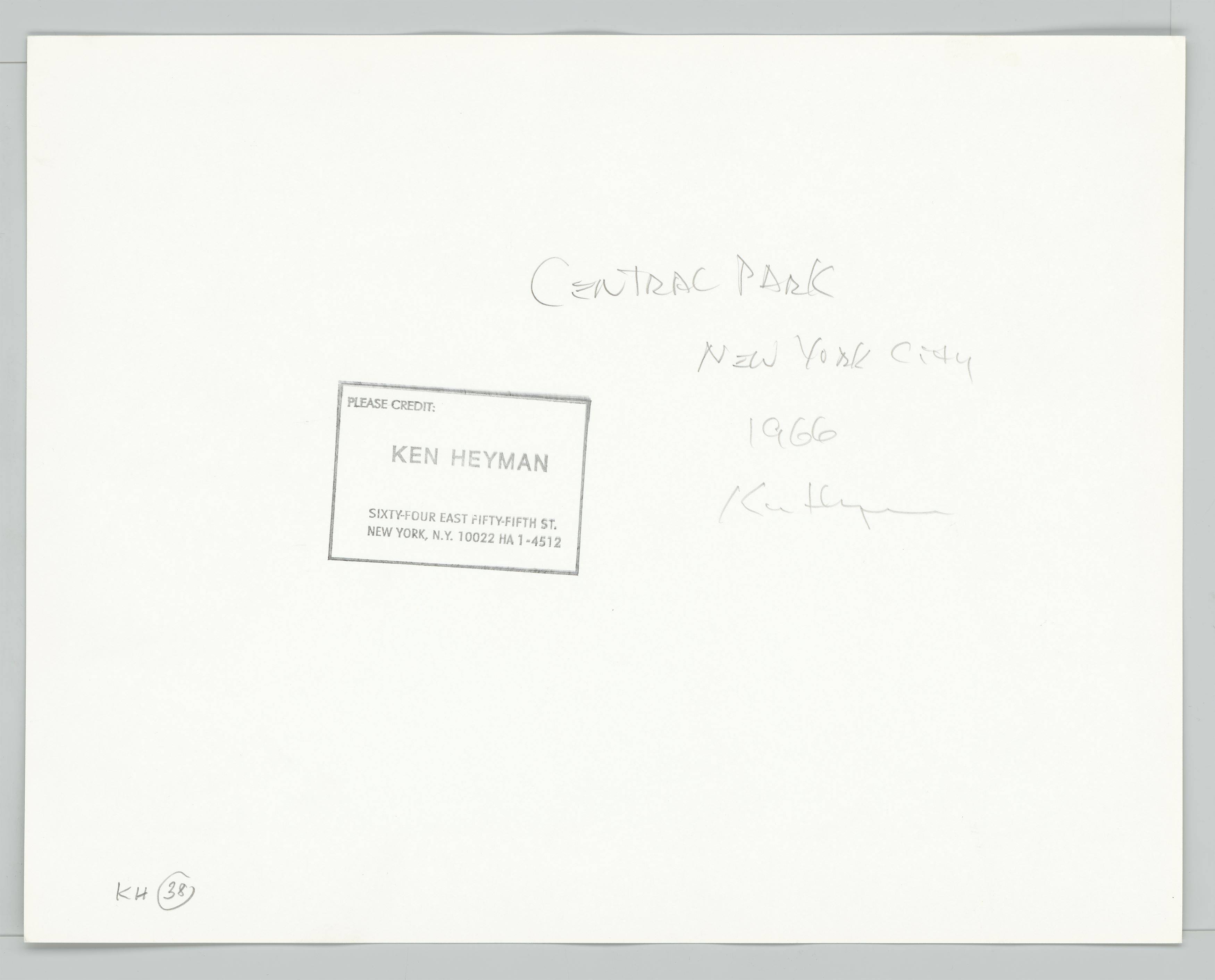 Auf diesem Bild ist das folgende Kunstwerk zu sehen: Ken Heyman. „Central Park, New York City“, aus der Serie „Hipshot“, 1984–1985.