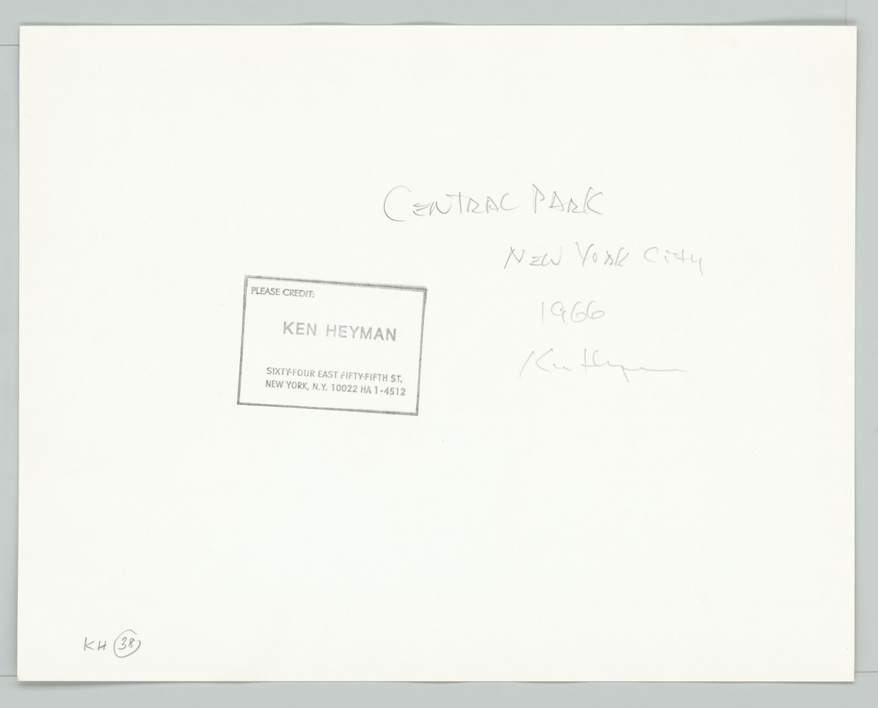 Auf diesem Bild ist das folgende Kunstwerk zu sehen: Ken Heyman. „Central Park, New York City“, aus der Serie „Hipshot“, 1984–1985.