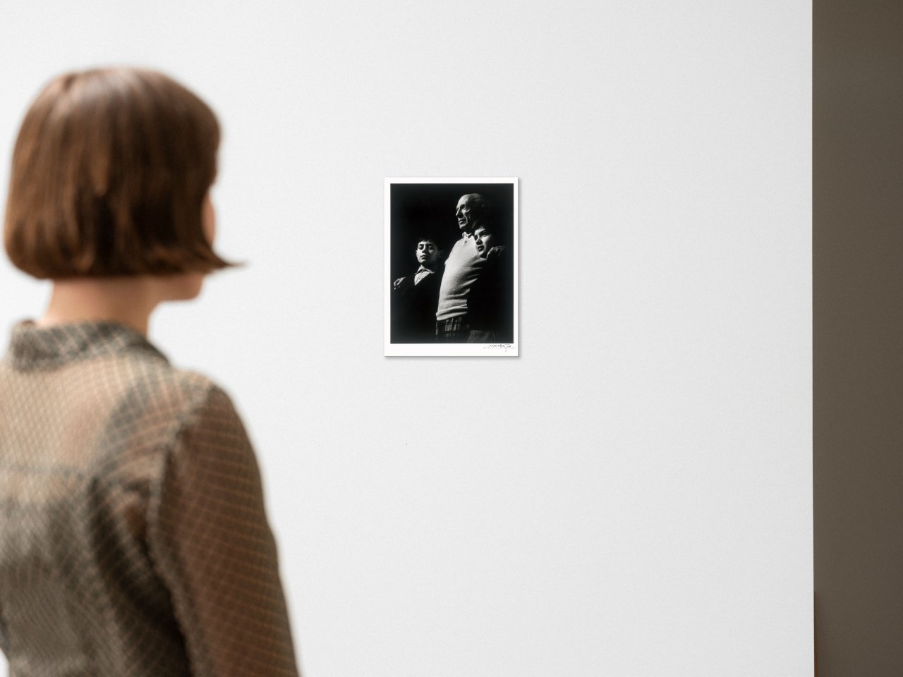 This picture shows the following artwork: Lucien Clergue. ”Picasso, Claude et Paloma, La Californie, Cannes”. 1956.