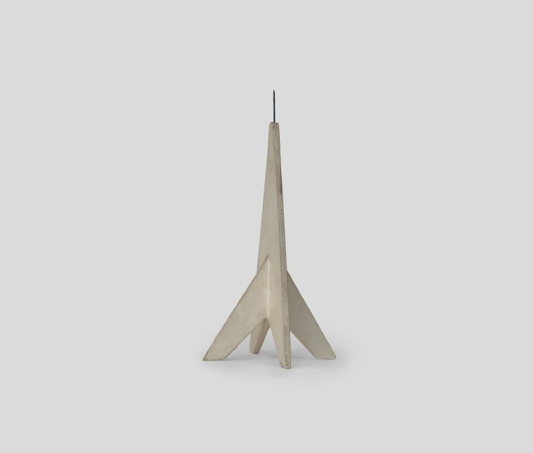 This picture shows the following artwork: Hermann Glöckner. Pyramidales Postament mit Nagelspitze (Räumliche Versetzung von sechs rechtwinkligen Dreiecken). 1964.