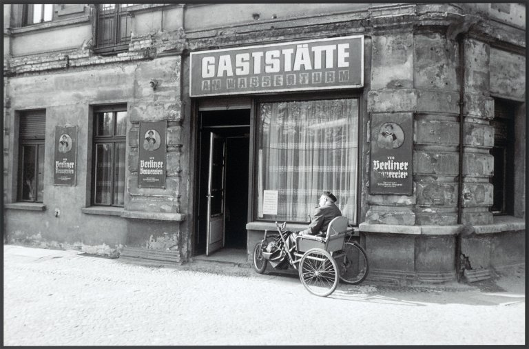 This picture shows the following artwork: Harald Hauswald. ”Am Wasserturm” / Bahnhof Lichtenberg. 1982 and 1980.