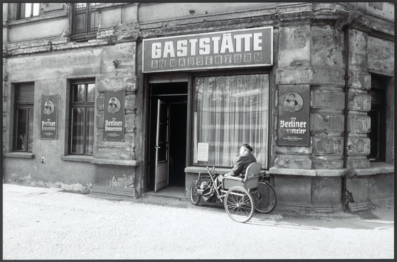 This picture shows the following artwork: Harald Hauswald. ”Am Wasserturm” / Bahnhof Lichtenberg. 1982 and 1980.
