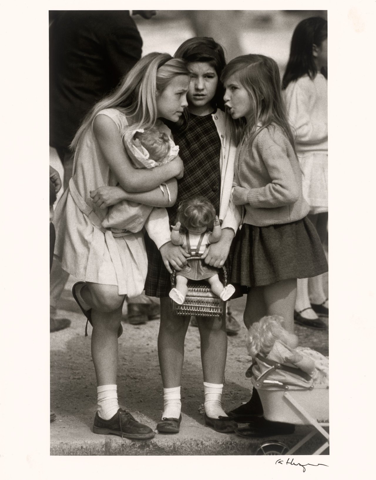 Auf diesem Bild ist das folgende Kunstwerk zu sehen: Ken Heyman. „The Doll Club“. 1987.